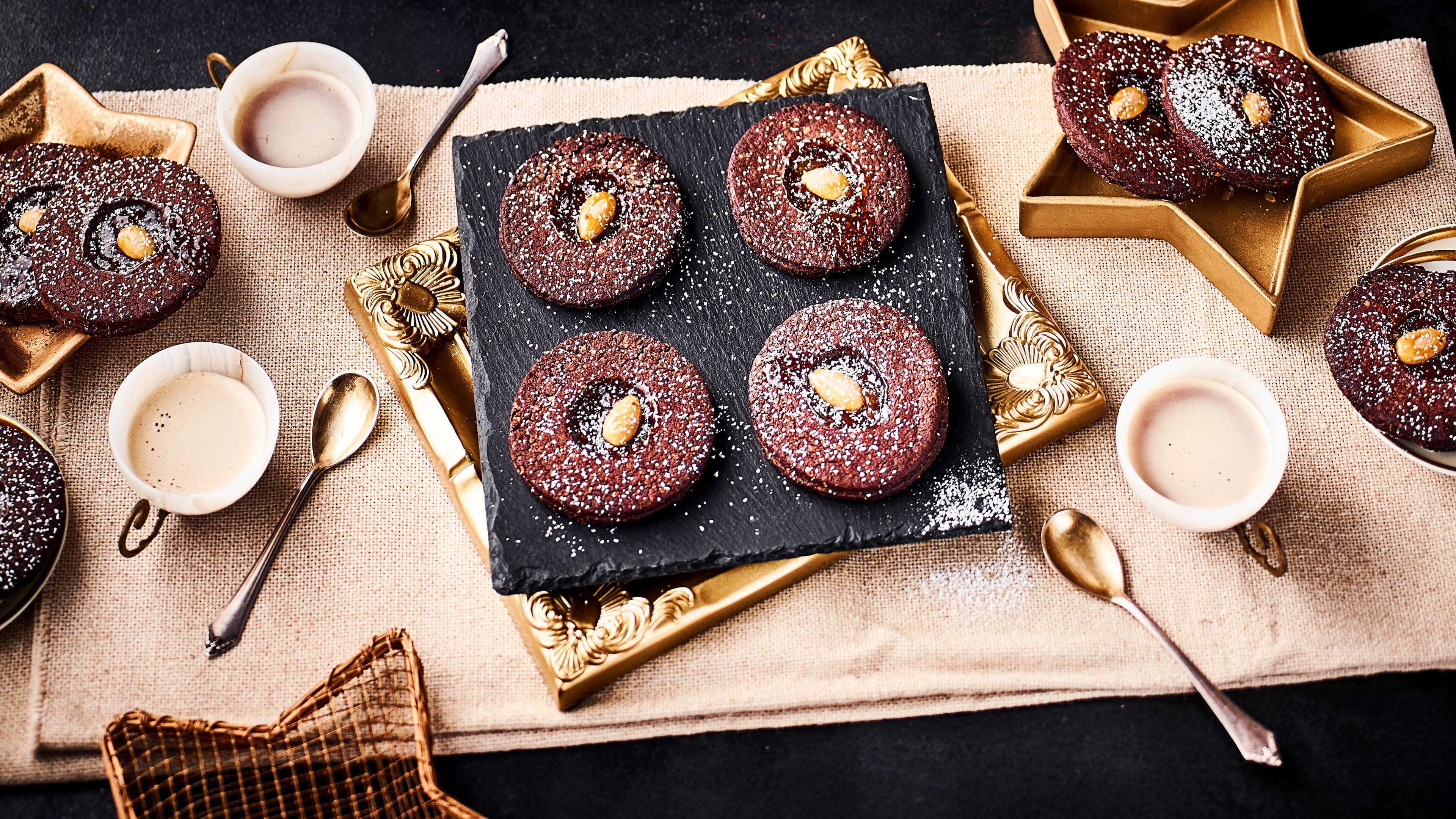 Schoko-Spitzbuben Spitzbuben sind klassische und vielseitige Plätzchen, wir veredeln sie zum Beispiel mit Kakao zu Schoko-Spitzbugen. Gefüllt mit fruchtiger Marmelade sind sie doppelt lecker!