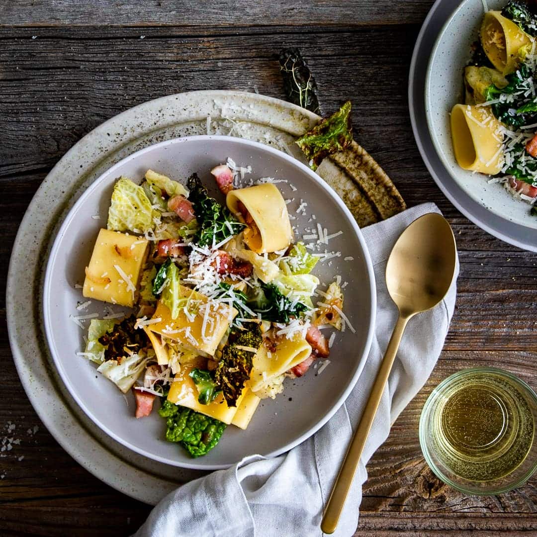Mit Parmesan und Bacon schmeckt der zarte feine Kohl besonders lecker in unserer Wirsing-Pasta: Genau das richtige für den Herbst und Winter!