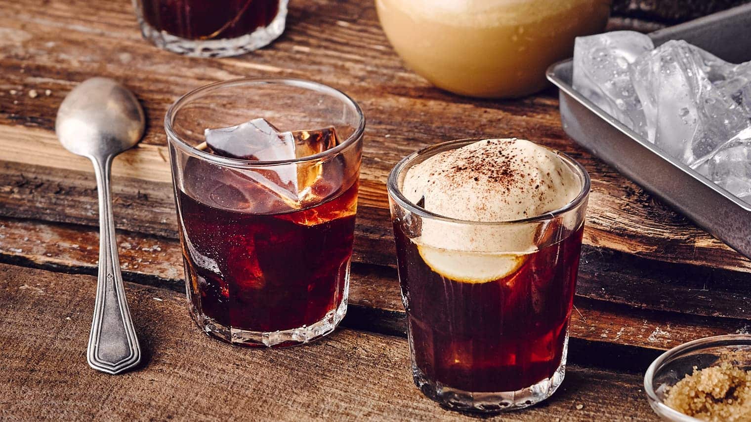 Karamell-Eis-Macchiato Leckere Erfrischung für Kaffee-Liebhaber: Probieren Sie unseren außergewöhnlich leckeren Karamell-Eis-Macchiato mit aufgeschäumter Milch!
