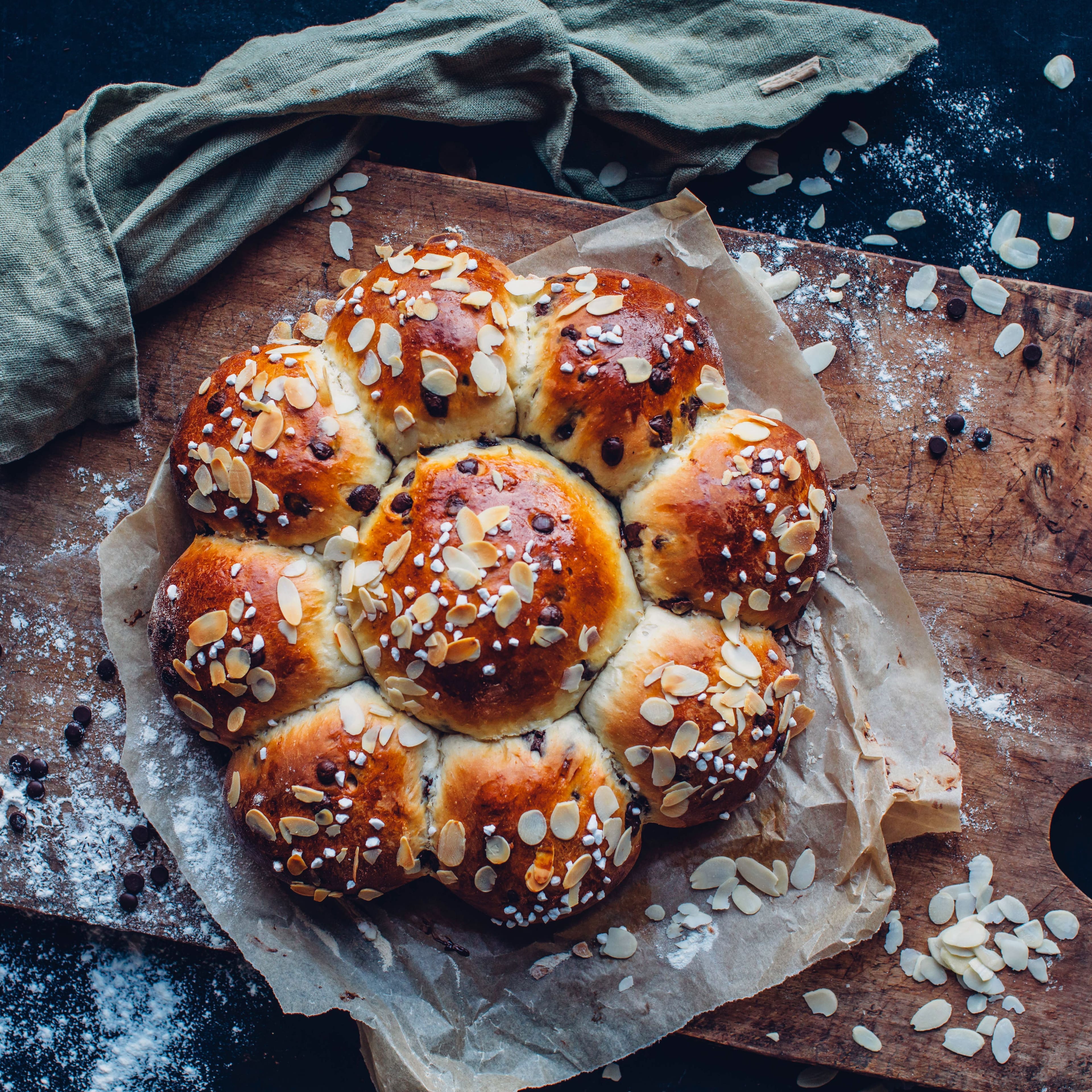 Traditionell ein Gebäck zum 6. Januar, aber so lecker, dass wir es immer wieder backen könnten. Probieren Sie unseren Dreikönigskuchen mit Schokotropfen.