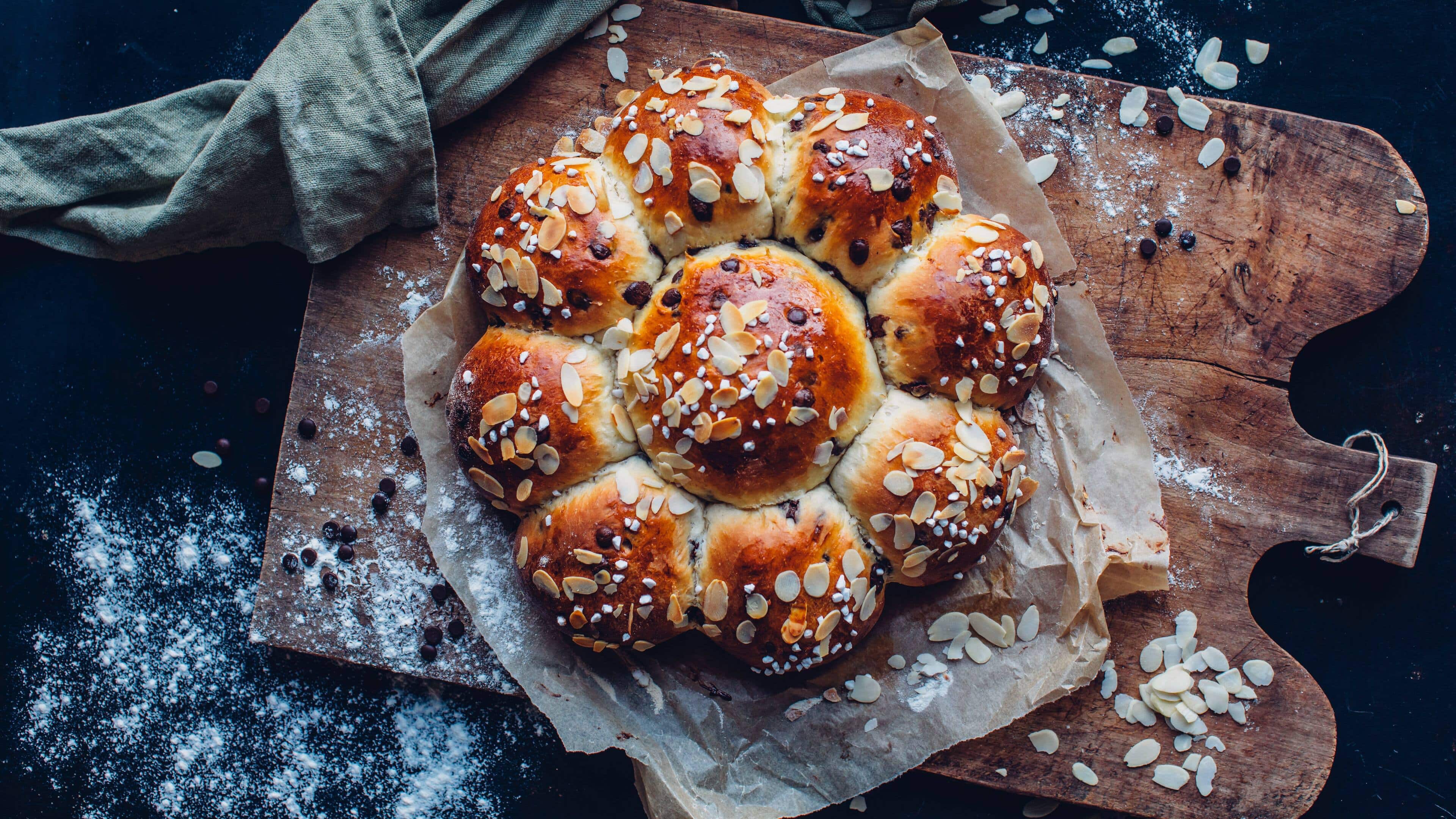 Dreikönigskuchen Traditionell ein Gebäck zum 6. Januar, aber so lecker, dass wir es immer wieder backen könnten. Probieren Sie unseren Dreikönigskuchen mit Schokotropfen.