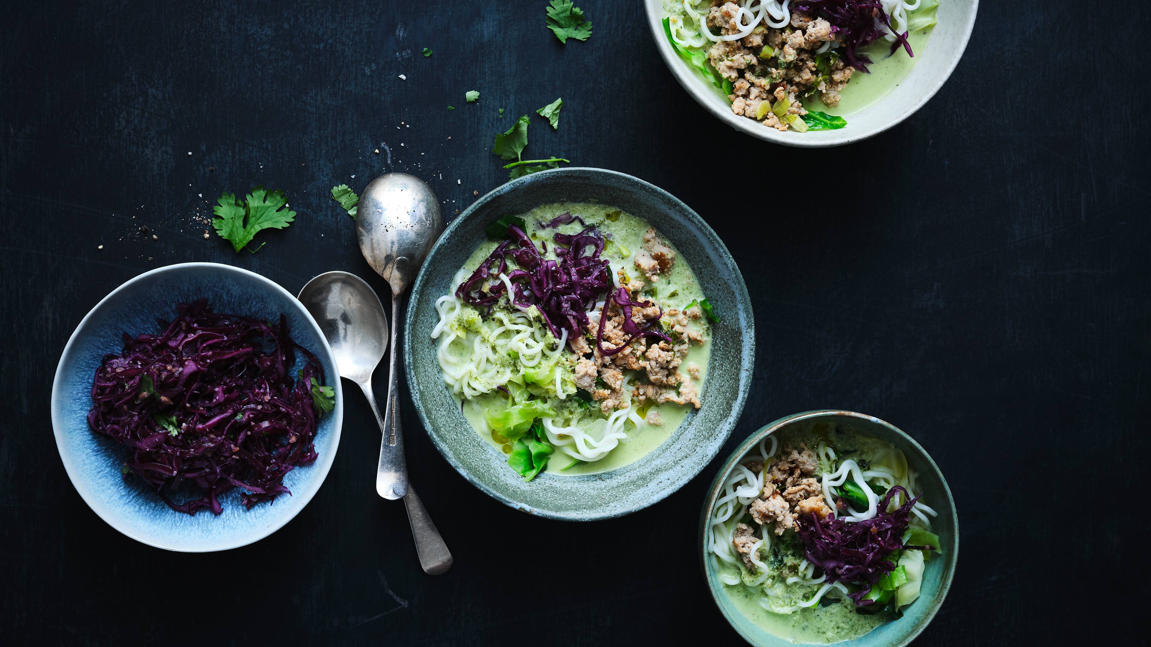 Kokos-Spitzkohl-Suppe mit Nudeln Winter-Wohlfühl-Küche vom Feinsten: Leckere Kokos-Spitzkohl-Suppe mit Rotkohl, Mie-Nudeln, Ingwer, Zitronengras und Schweinemett.