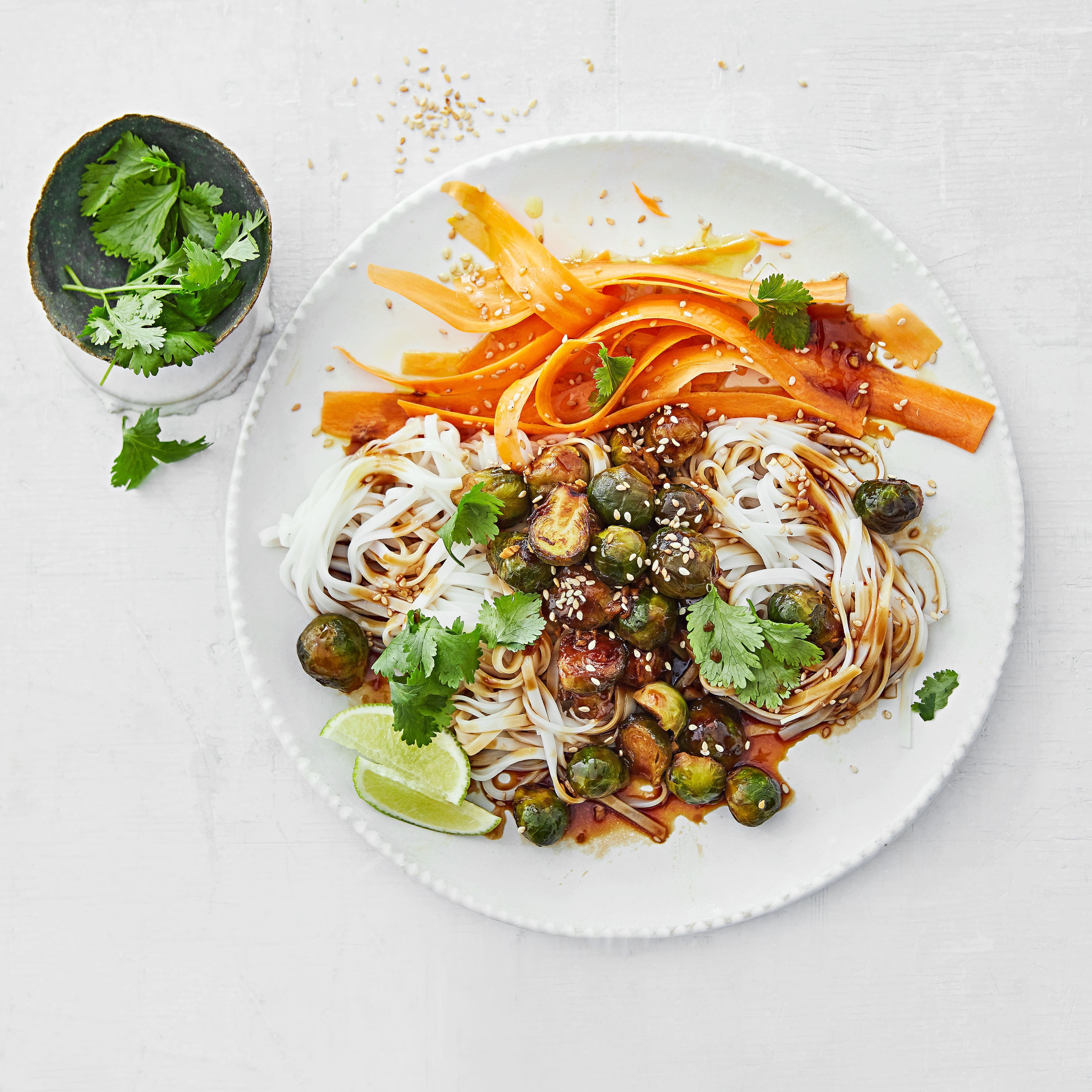 Die kleinen Rosenkohlknospen sind wahre Wunderbälle und ergeben in Kombination mit Karotten und Reisbandnudeln eine leckere Mahlzeit, die nicht schwer im Magen liegt.