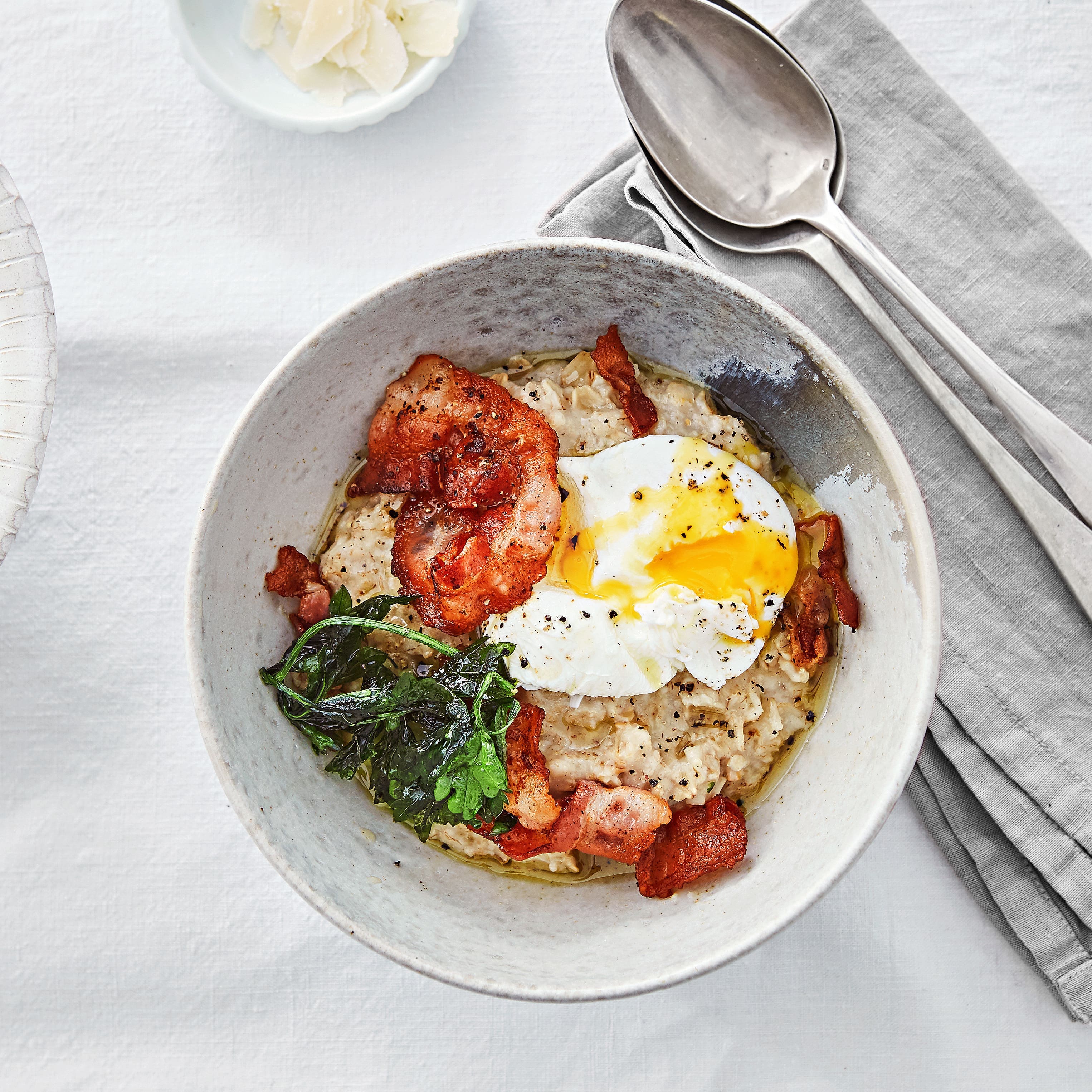Haferflocken lassen sich wahnsinnig vielseitig verwenden. Und Porridge muss nicht immer süß kombiniert werden. Es schmeckt auch anders wie unser Rezept für herzhaftes Porridge mit Bacon und pochiertem Ei zeigt.