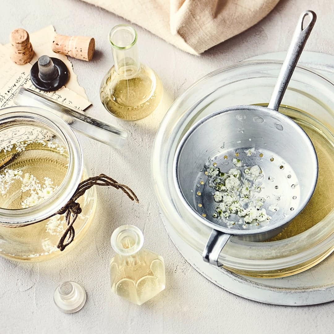 Dank ihres intensiven Geschmacks verfeinert die Holunderblüte diverse Gerichte: Probieren Sie unser Rezept für einen selbstgemachten Essig aus dieser Pflanze – mit Weißwein und Zucker!