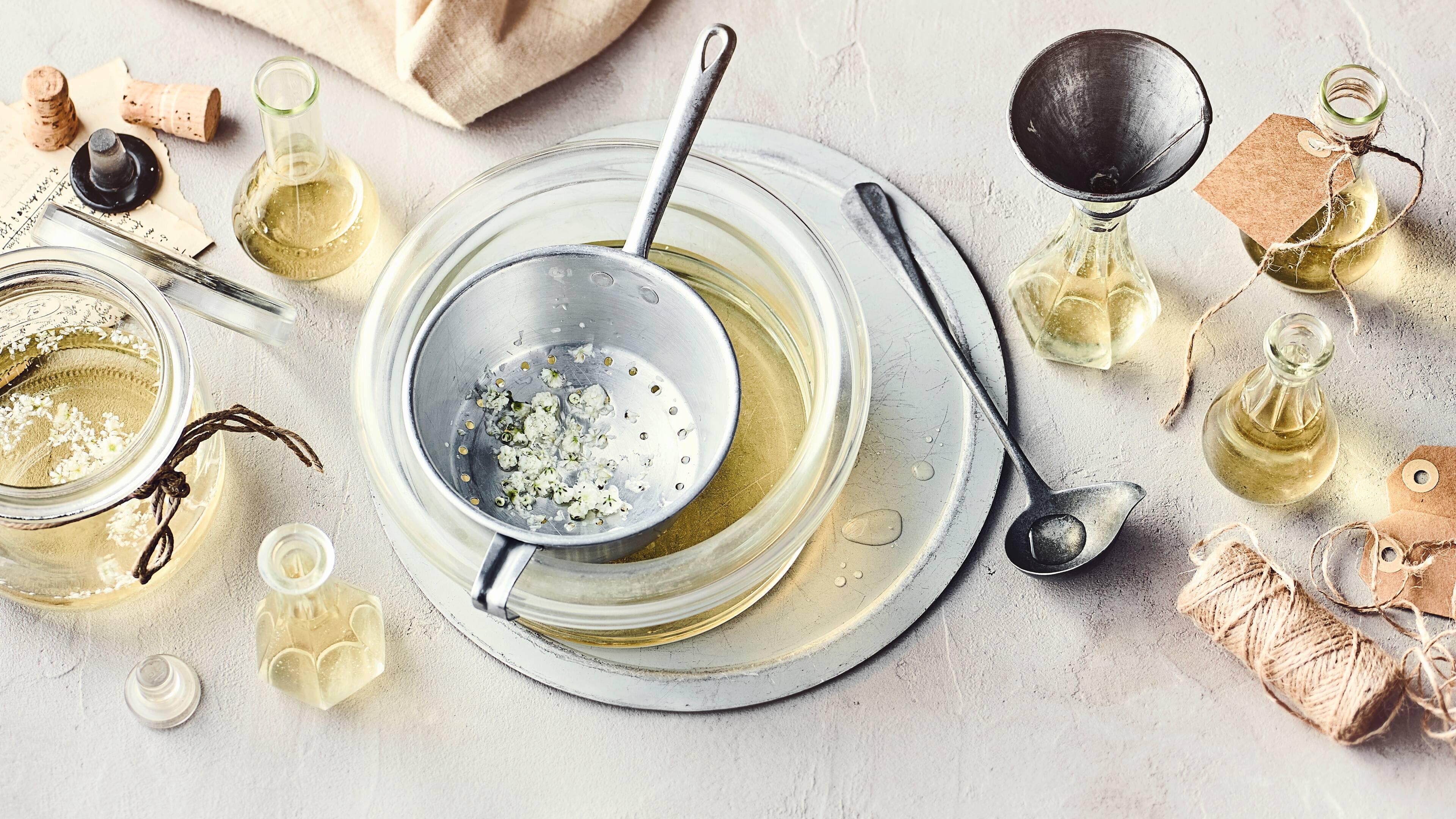 Holunderblüten-Essig Dank ihres intensiven Geschmacks verfeinert die Holunderblüte diverse Gerichte: Probieren Sie unser Rezept für einen selbstgemachten Essig aus dieser Pflanze – mit Weißwein und Zucker!