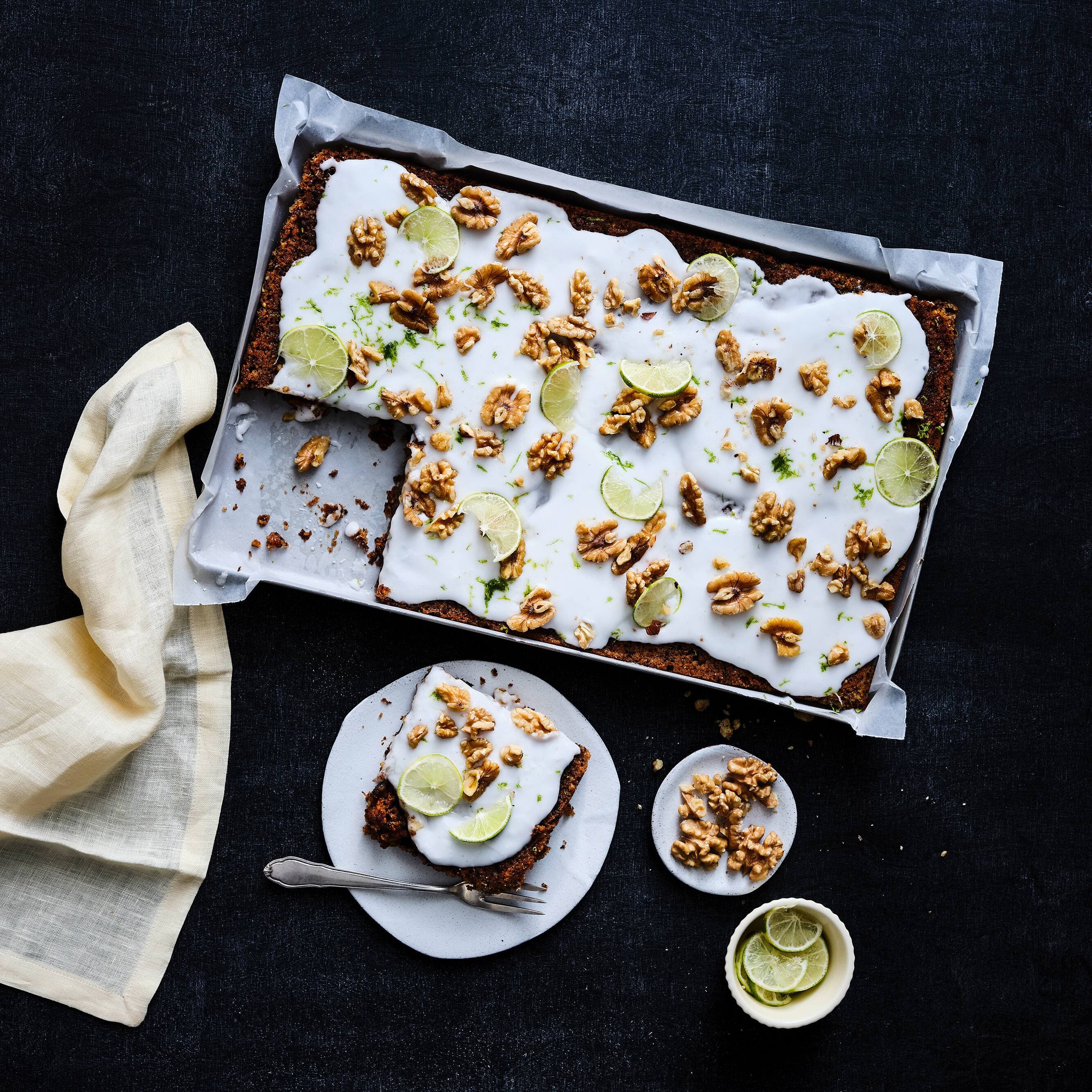 Selbst ein Blechkuchen wird durch die Möhren super saftig! Probieren Sie unseren veganen und laktosefreien Möhren-Blechkuchen.