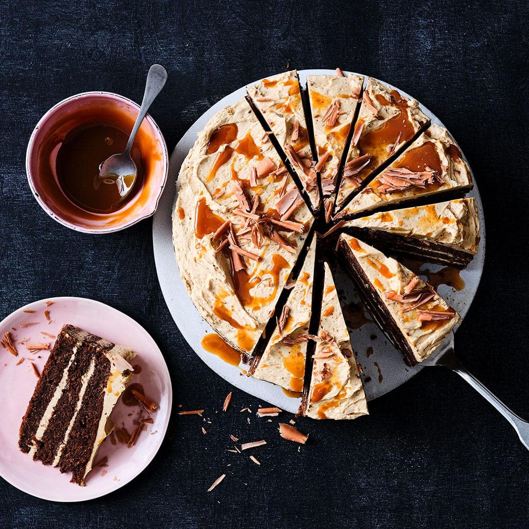 Carrot Cake ist ein wahrer Genuss und super saftig. Unser Rezept beinhaltet neben Möhren, Schokolade und Karamellcreme auch einen Espresso.