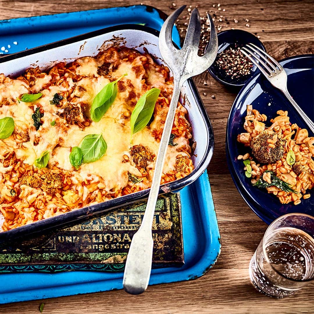 Probieren Sie unser Rezept für einen schnellen Gemüseauflauf aus und kochen Sie mit Zucchini, Tomaten, mediterranen Kräutern und Buchweizen ein köstliches Hauptgericht für die ganze Familie.