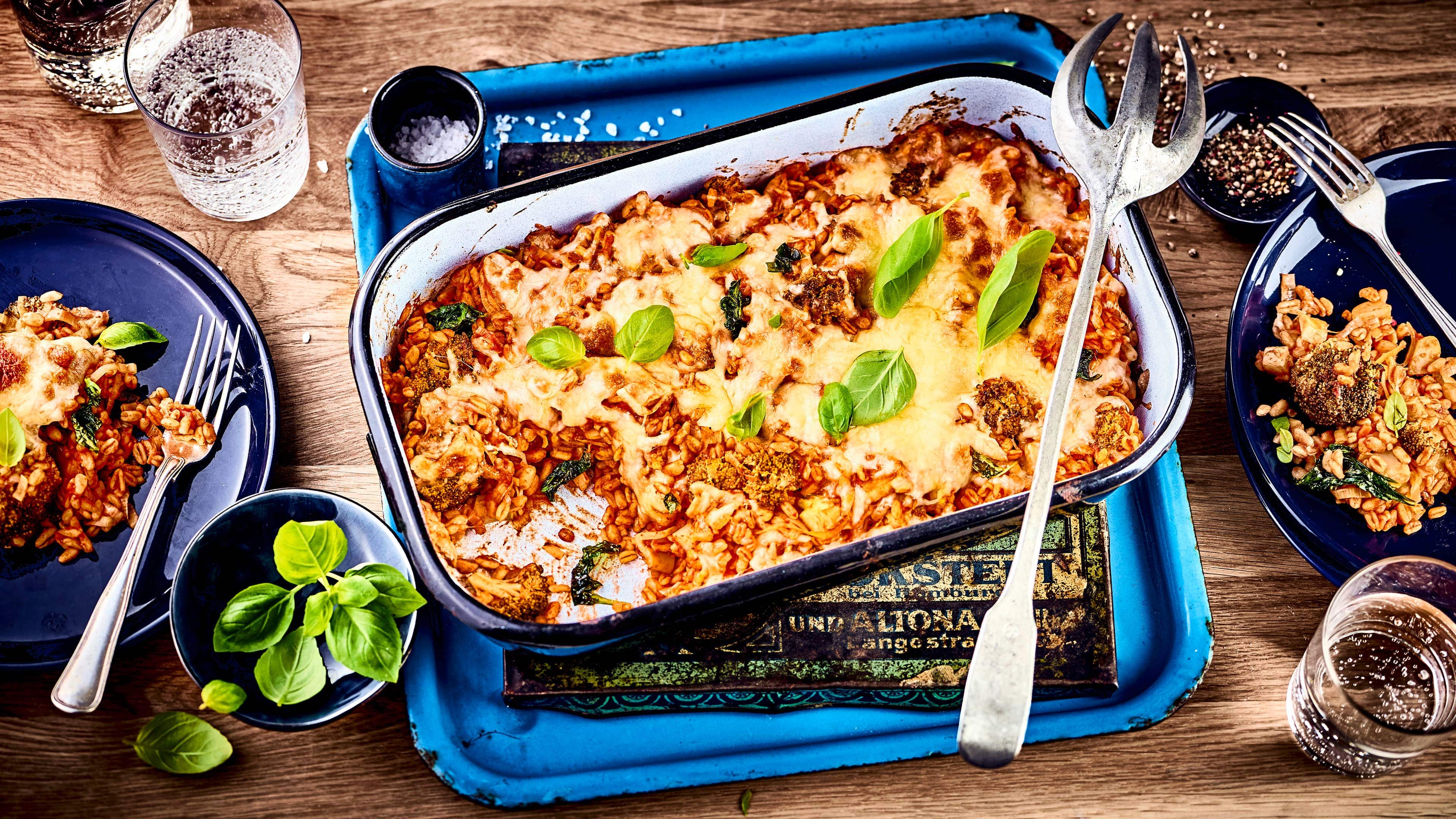 Schneller Gemüseauflauf Probieren Sie unser Rezept für einen schnellen Gemüseauflauf aus und kochen Sie mit Zucchini, Tomaten, mediterranen Kräutern und Buchweizen ein köstliches Hauptgericht für die ganze Familie.