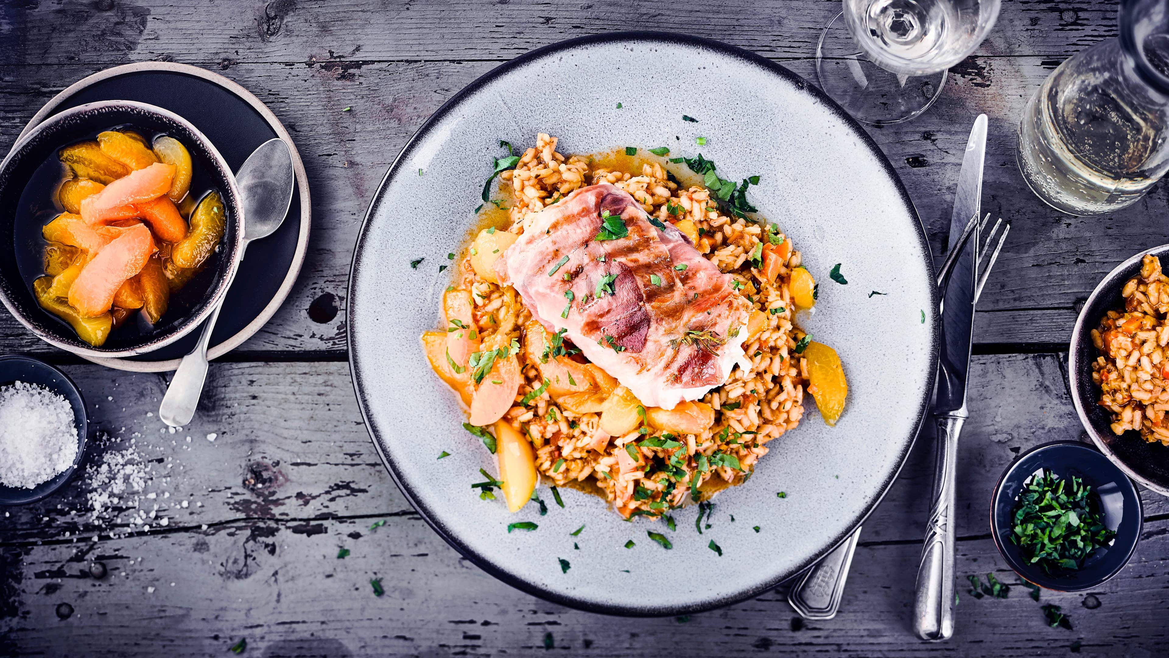 Seeteufel im Schinkenmantel Probieren Sie unser mediterranes Gericht: Seeteufel im Schinkenmantel mit Karotten-Risotto und einer fruchtigen Soße mit Aprikosen und Ingwer!