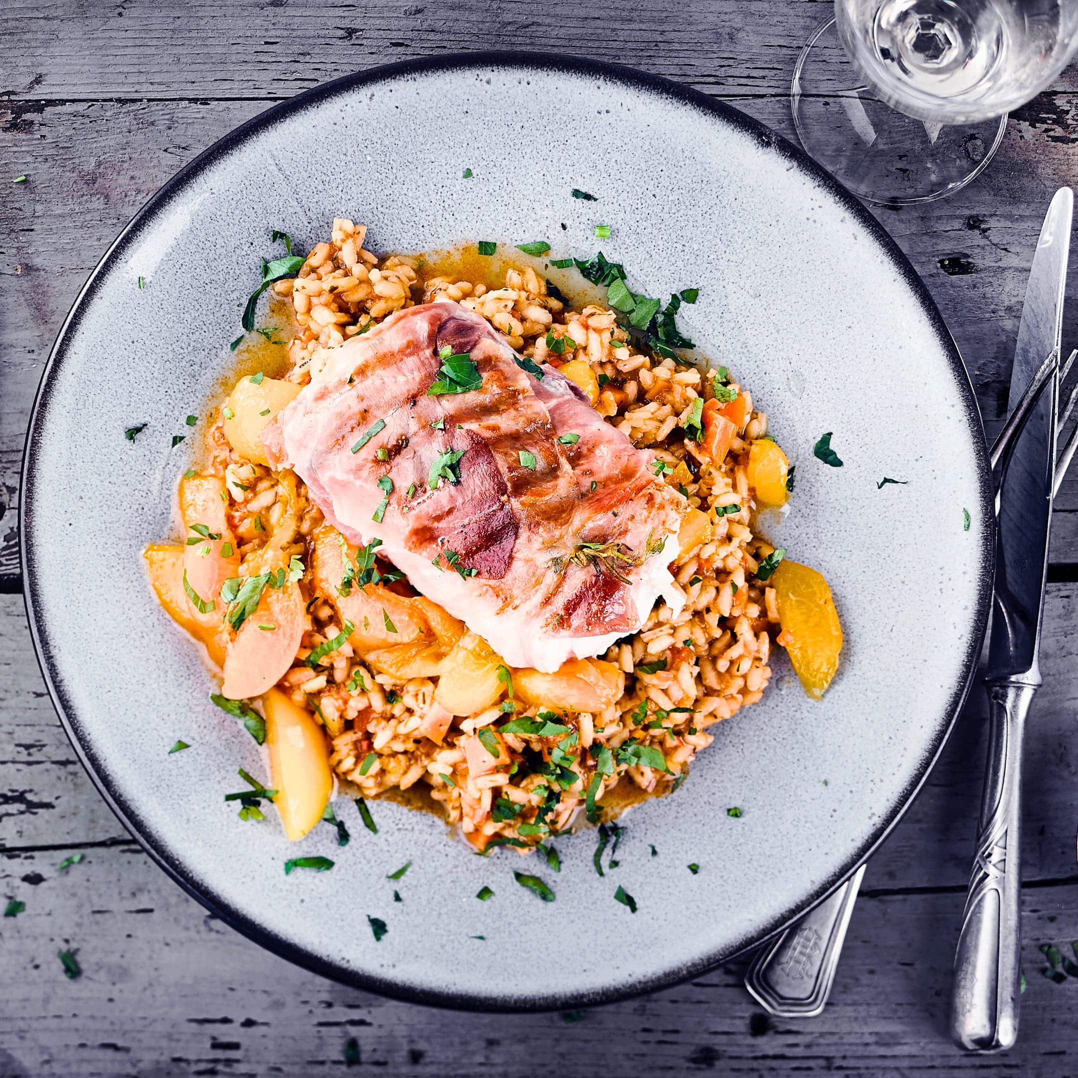 Probieren Sie unser mediterranes Gericht: Seeteufel im Schinkenmantel mit Karotten-Risotto und einer fruchtigen Soße mit Aprikosen und Ingwer!