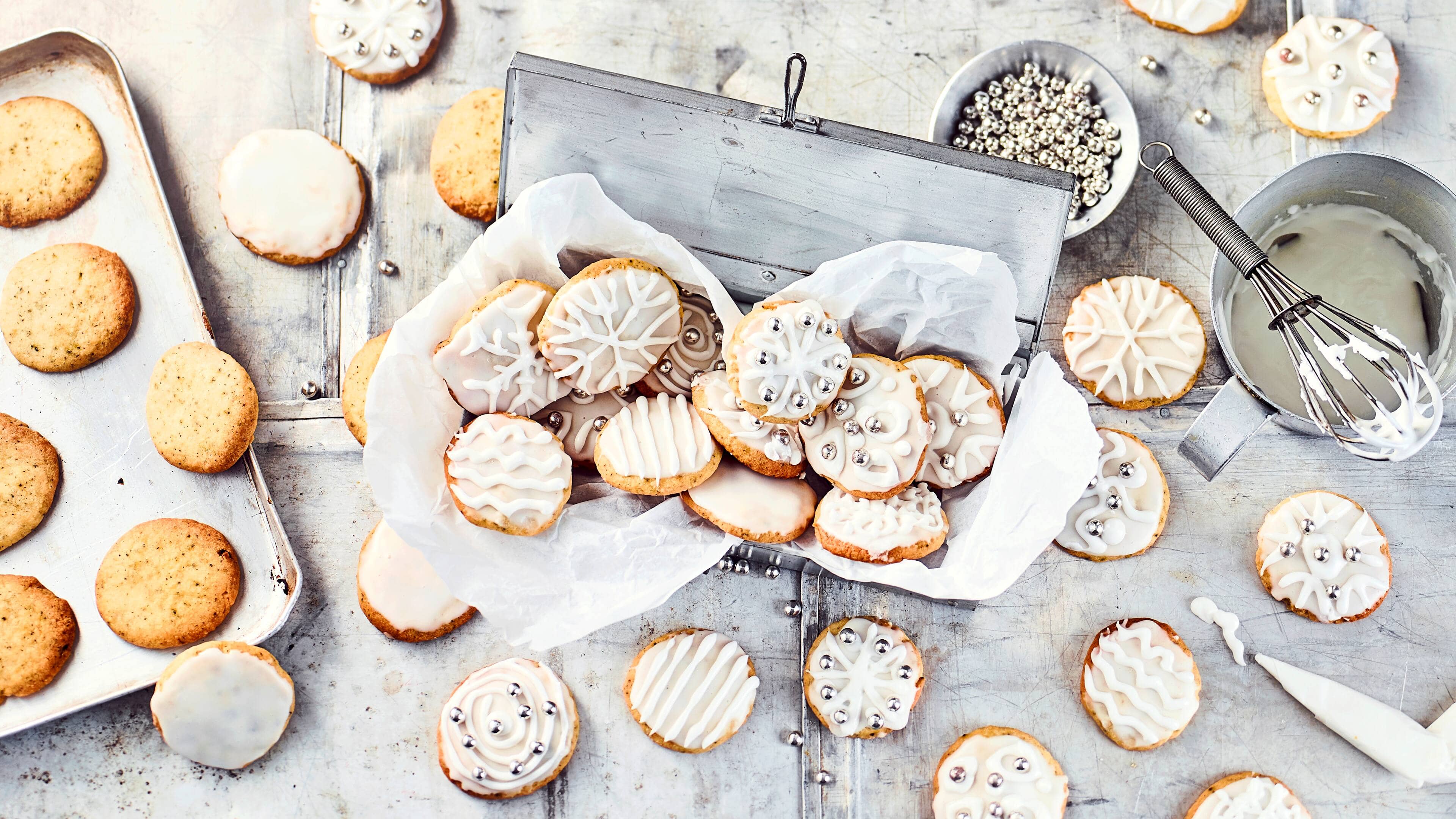 Bergamotte-Sablés Mit unserem Rezept für Bergamotte-Sablés zaubern Sie feines Gebäck mit Earl Grey-Tee und Limetten-Zuckerguss – probieren Sie es gleich mal aus!