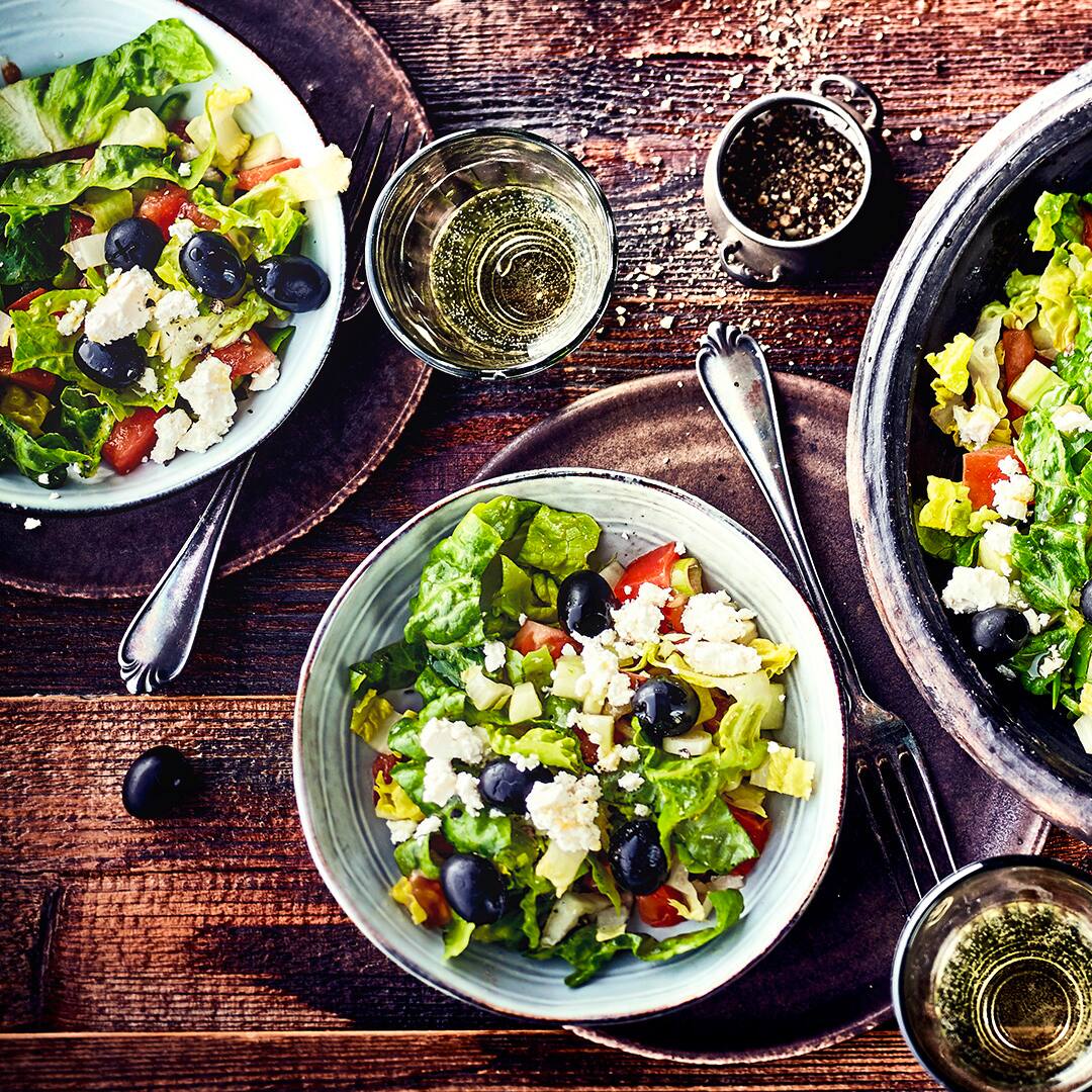 HirtensalatLeicht und mediterran – knackiges Gemüse, geschmacklich abgerundet mit herzhaftem Feta: Unser Hirtensalat schmeckt als Snack oder als Hauptgericht.