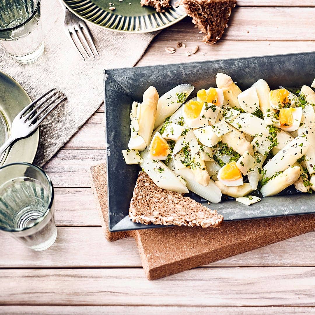 Leckeres Gericht für den Frühling: Probieren Sie unseren Salat mit weißem Spargel, Ei und Bärlauch-Ziegenkäse an Kräuter-Holunder-Balsamico-Dressing!