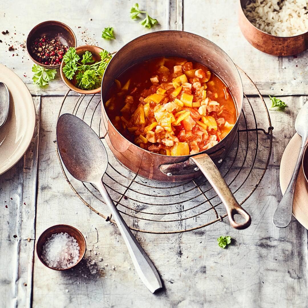 Ein leckeres Schmorgericht der ungarischen Küche: Zu einem Letscho gehören Paprika, Speck, Tomaten und Zwiebeln und allerlei Gewürze.