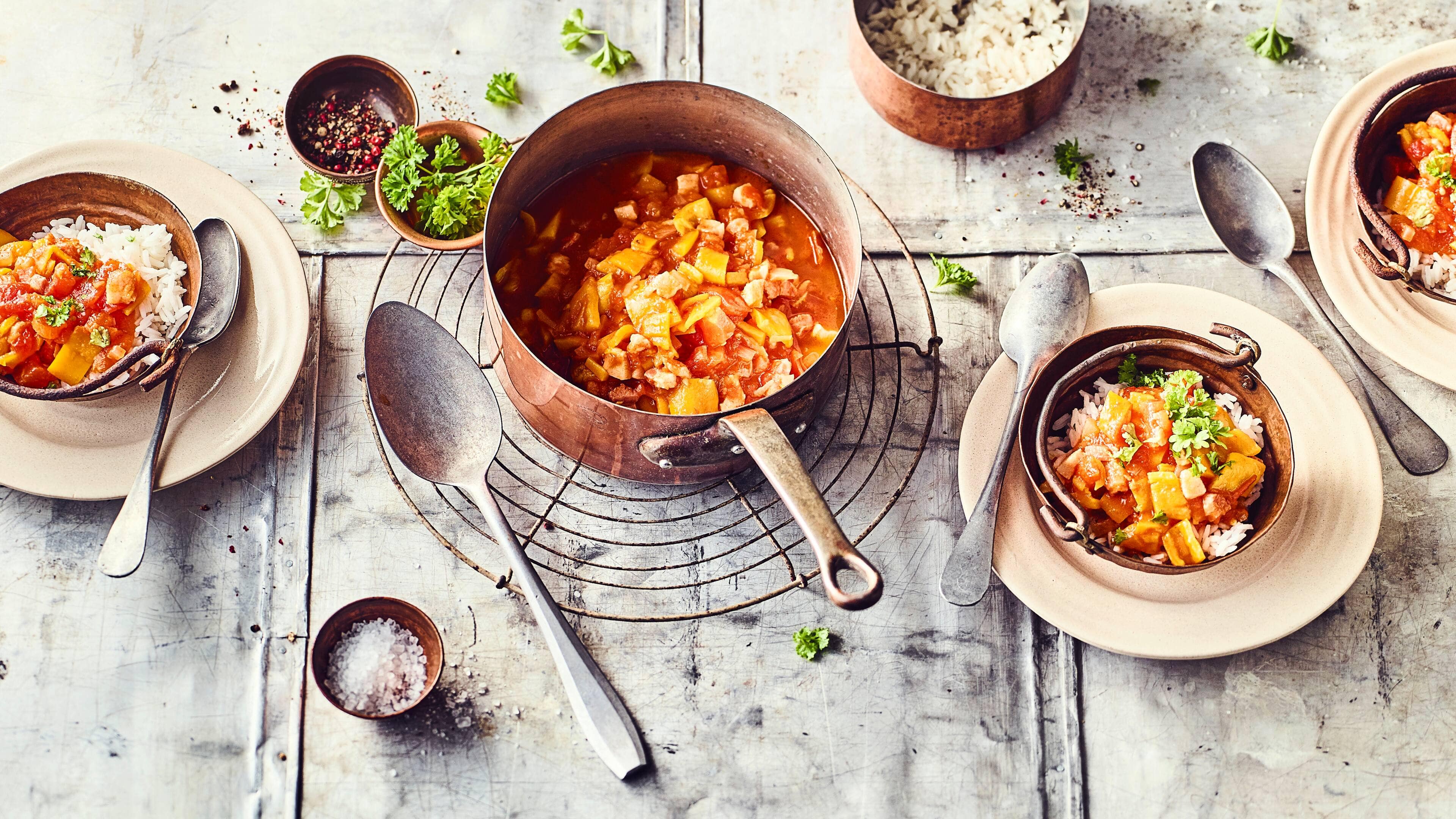 Letscho Ein leckeres Schmorgericht der ungarischen Küche: Zu einem Letscho gehören Paprika, Speck, Tomaten und Zwiebeln und allerlei Gewürze.