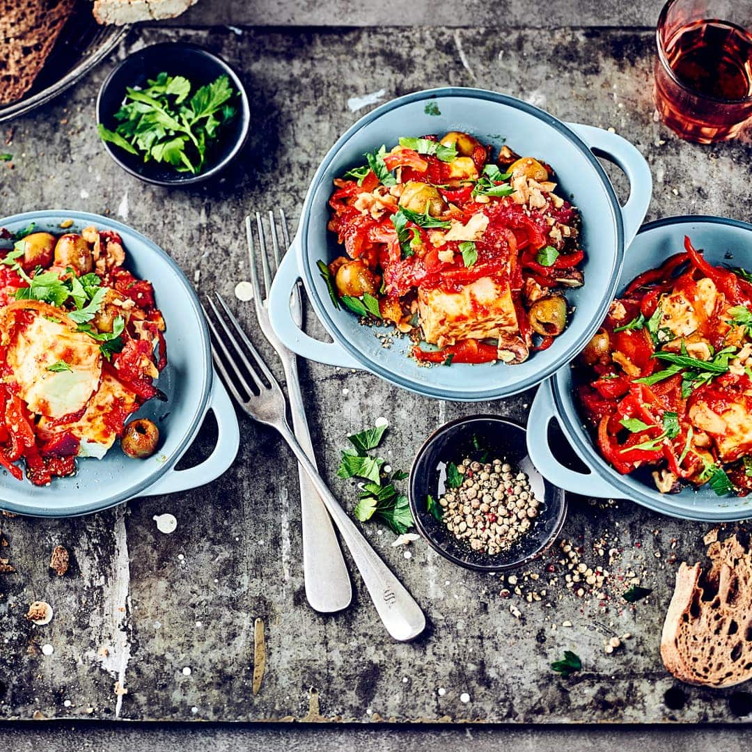 Mediterran gewürzt und auf einem Gemüsebett platziert schmeckt der gebackene Feta herrlich aromatisch. Perfekt als Beilage oder kleiner Snack ist der Käse blitzschnell zubereitet.
