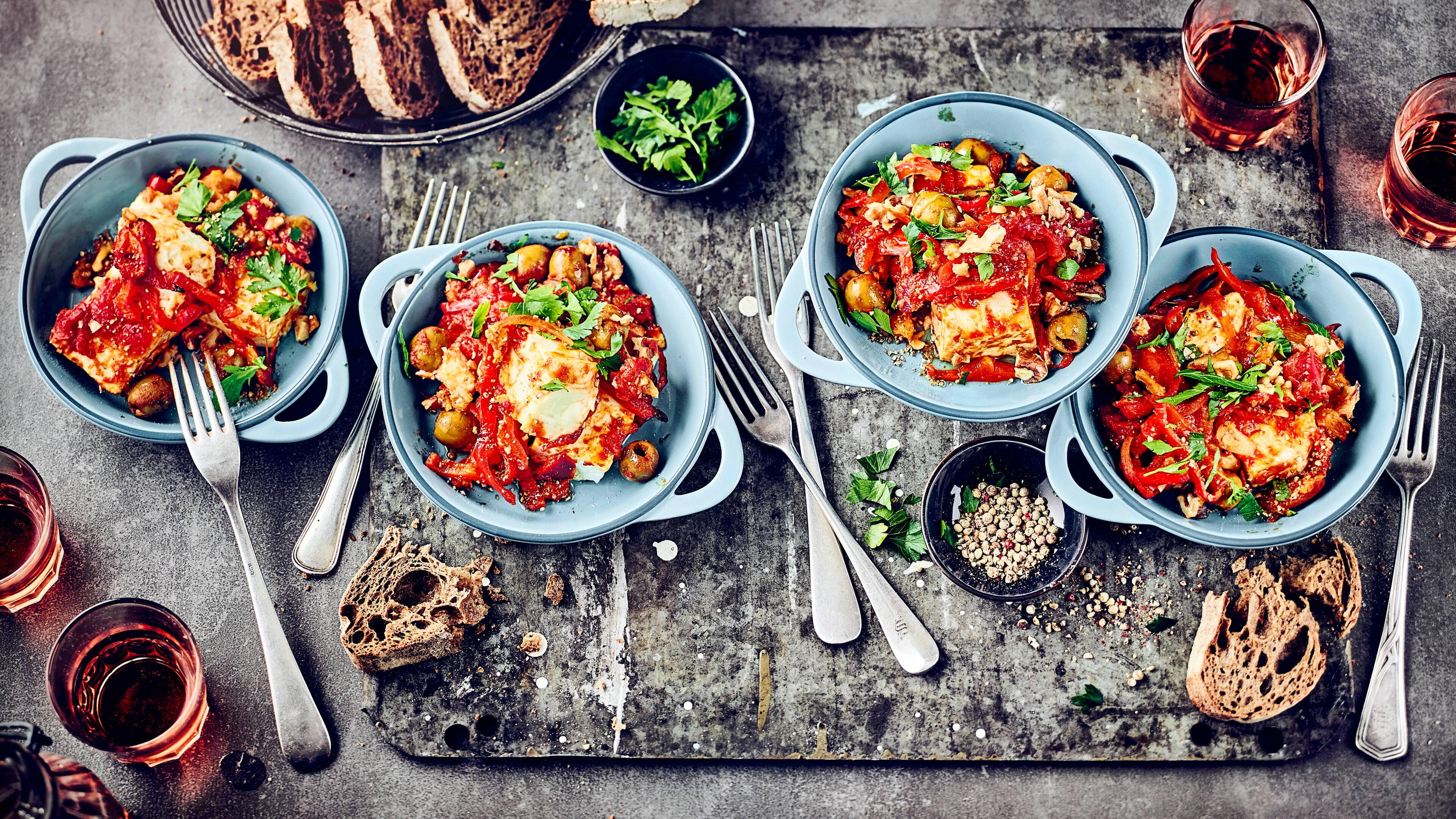 Gebackener Feta Mediterran gewürzt und auf einem Gemüsebett platziert schmeckt der gebackene Feta herrlich aromatisch. Perfekt als Beilage oder kleiner Snack ist der Käse blitzschnell zubereitet.