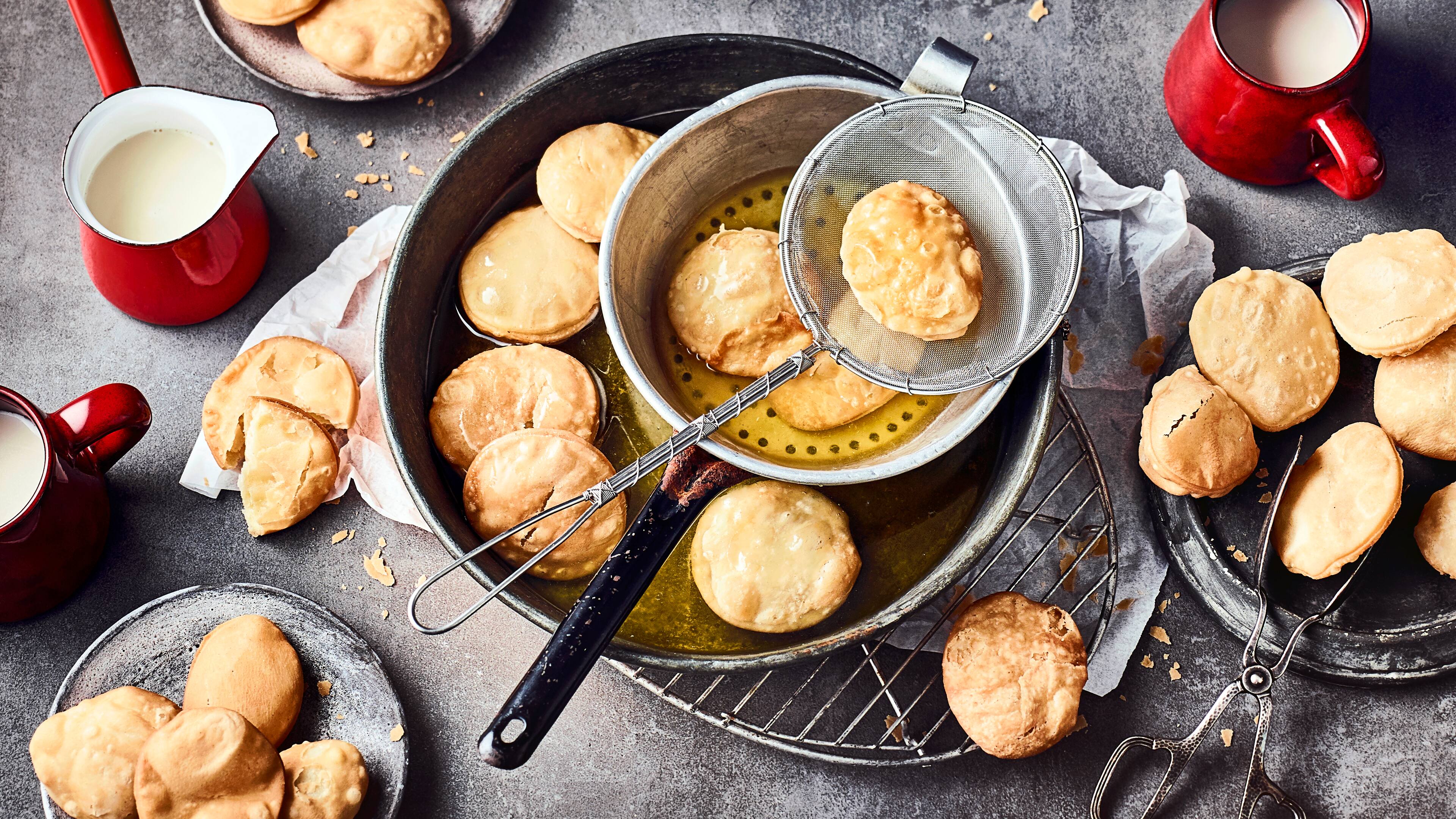 Mongolisches Buttergebäck Eine Süßspeise der mongolischen Küche: Selbstgemachtes Buttergebäck aus Mehl, Zucker, Butter und Salz in heißem Öl frittiert.