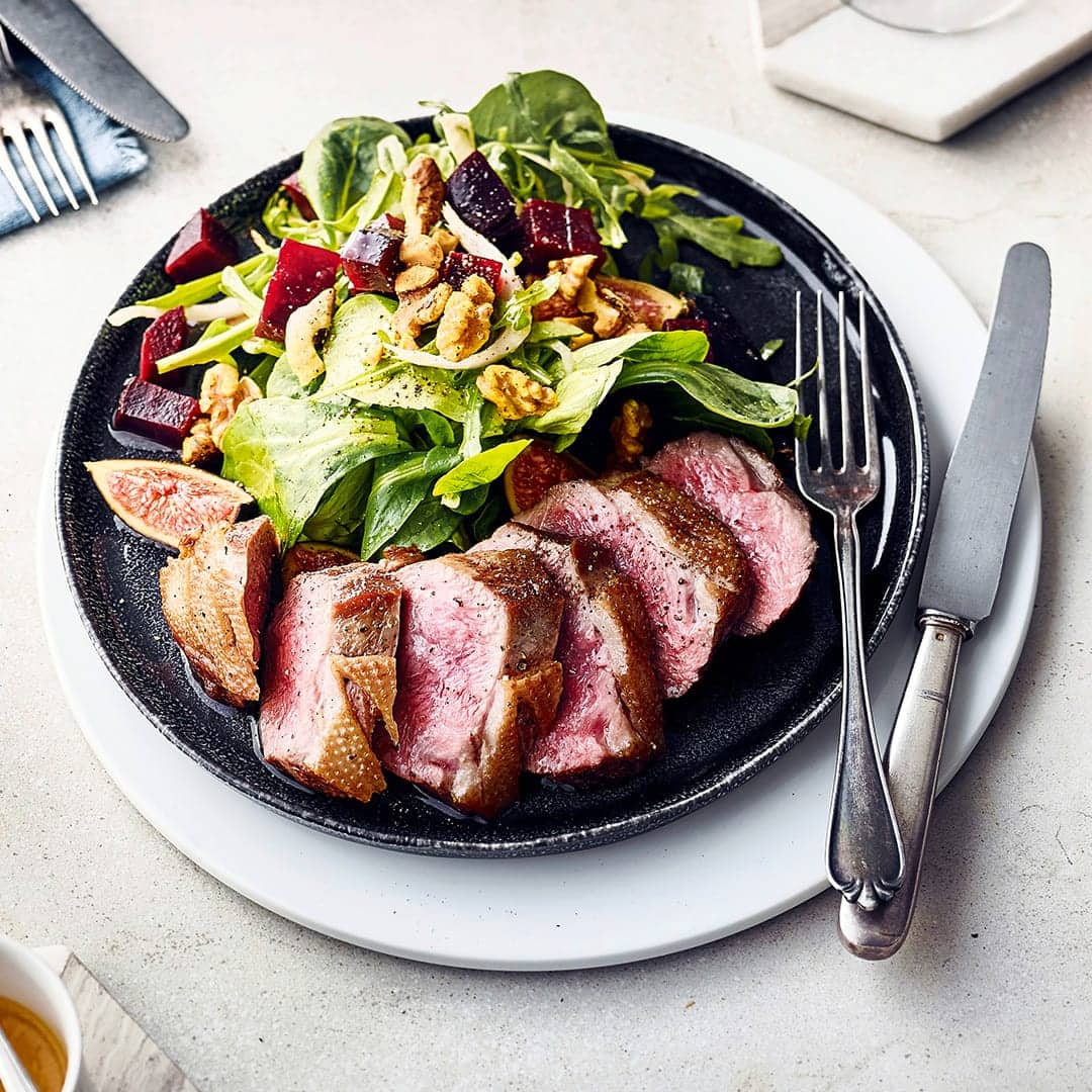Ob als Vorspeise zu Weihnachten oder als festliches Abendessen am Wochenende: Köstliche Gänsebrustfilets auf knackigem Wintersalat und Orangen-Vinaigrette.