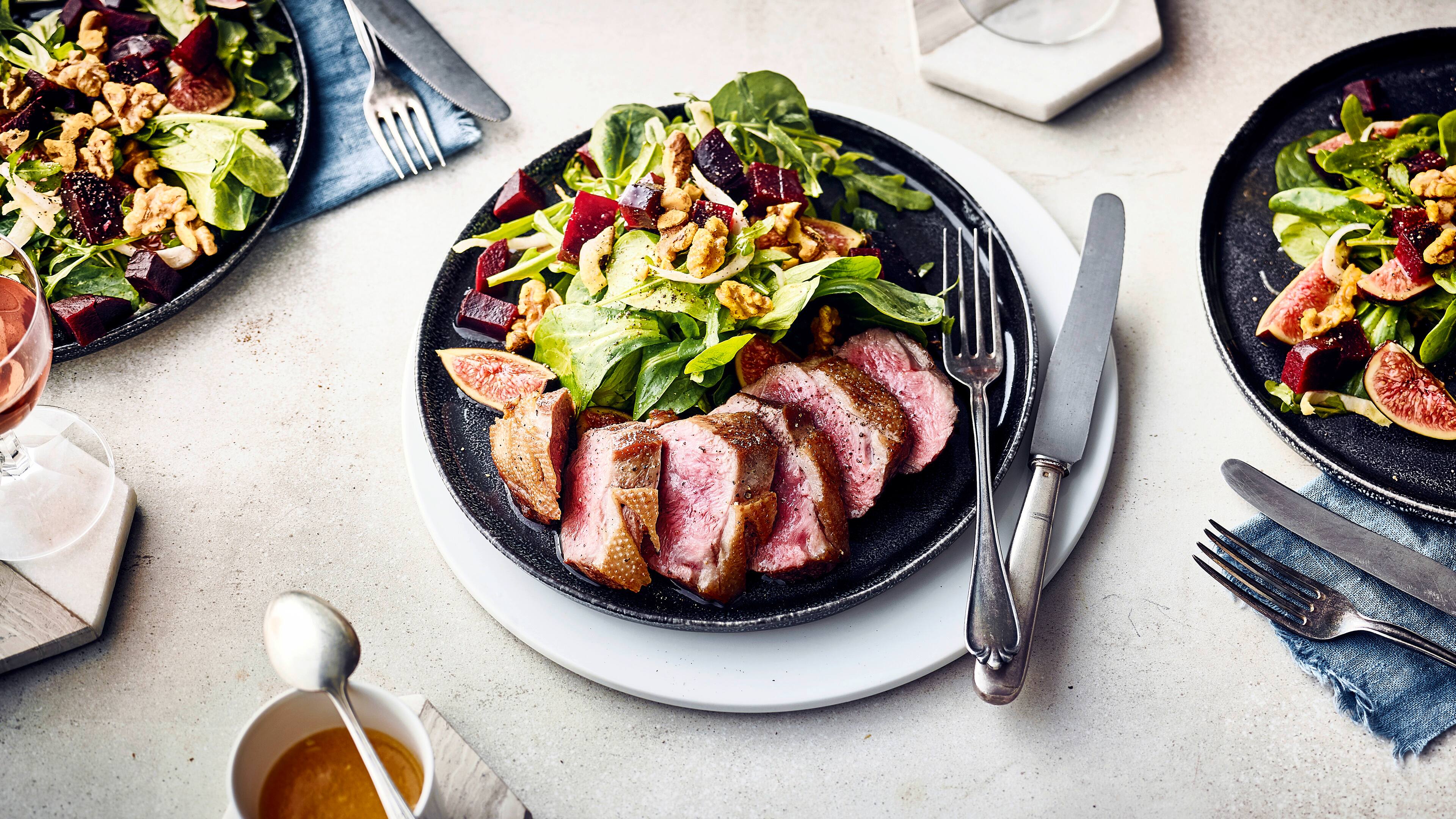 Gänsebrust auf Wintersalat Ob als Vorspeise zu Weihnachten oder als festliches Abendessen am Wochenende: Köstliche Gänsebrustfilets auf knackigem Wintersalat und Orangen-Vinaigrette.