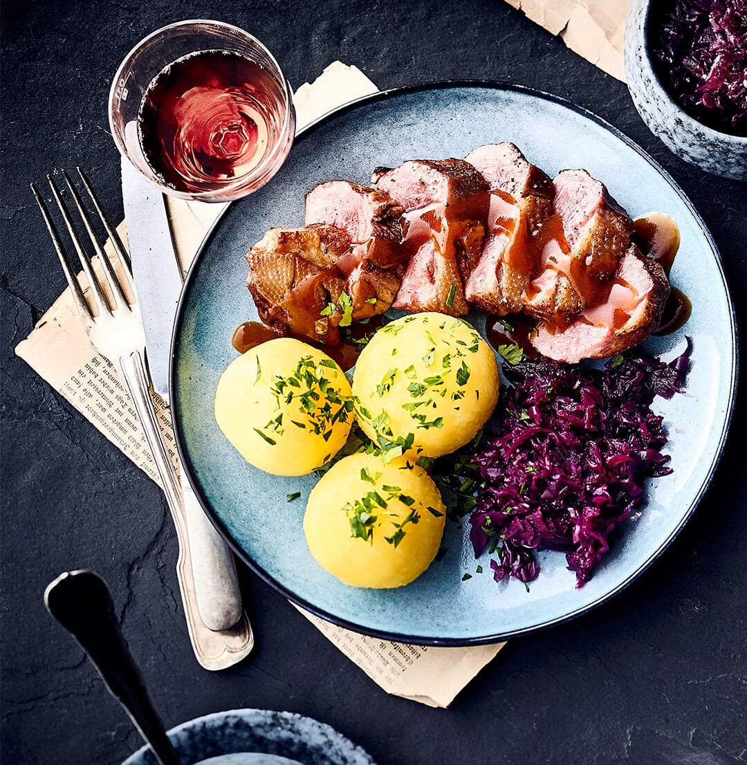 Ein Klassiker – ob zum Fest oder einfach als festliches Abendessen: Gänsebrust mit Rotkohl, Klößen und leckerer Bratensoße.