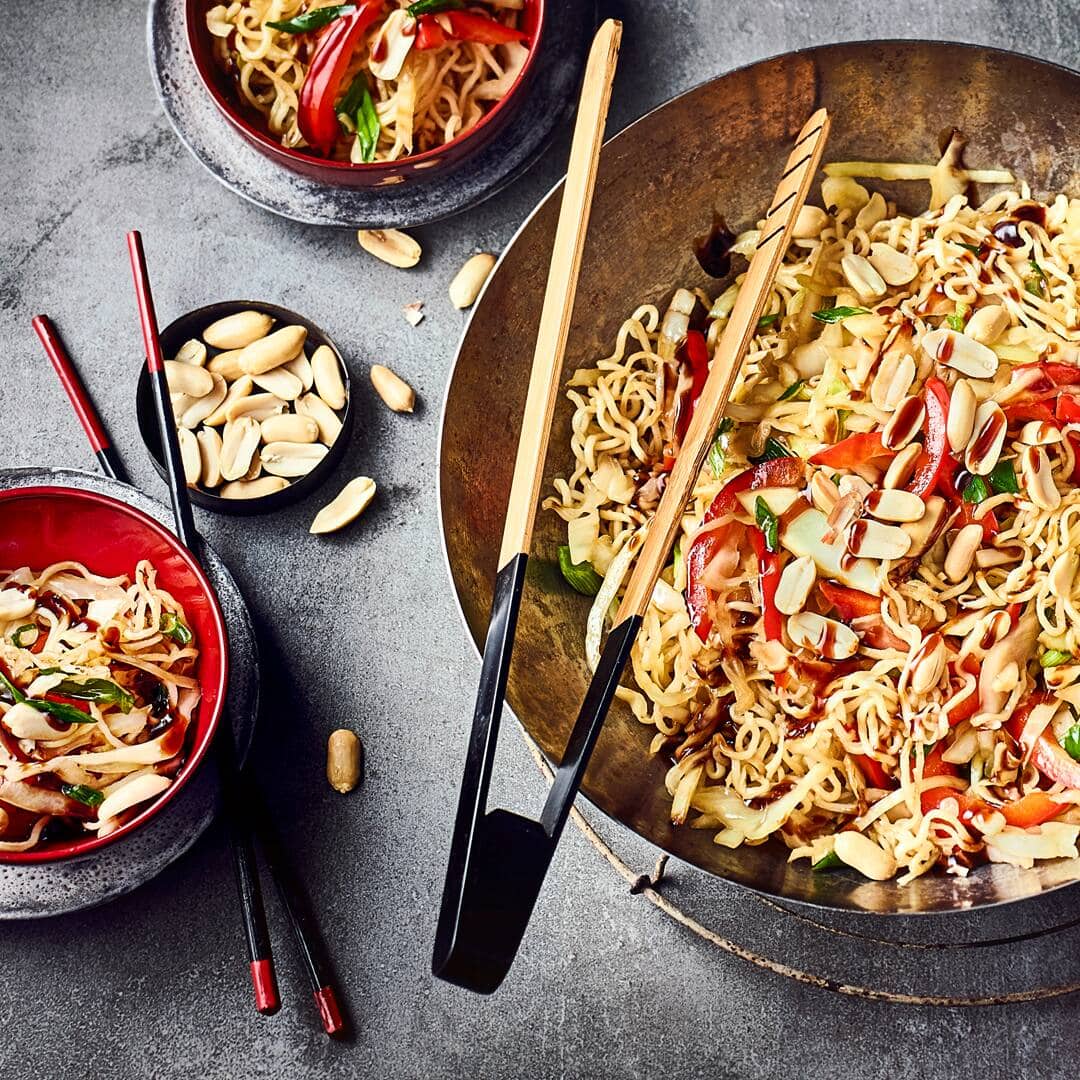 Durch Sojasauce und Ahornsirup schmeckt die mongolische Nudelpfanne leicht würzig süßlich – probieren Sie diese Variante unbedingt einmal aus!