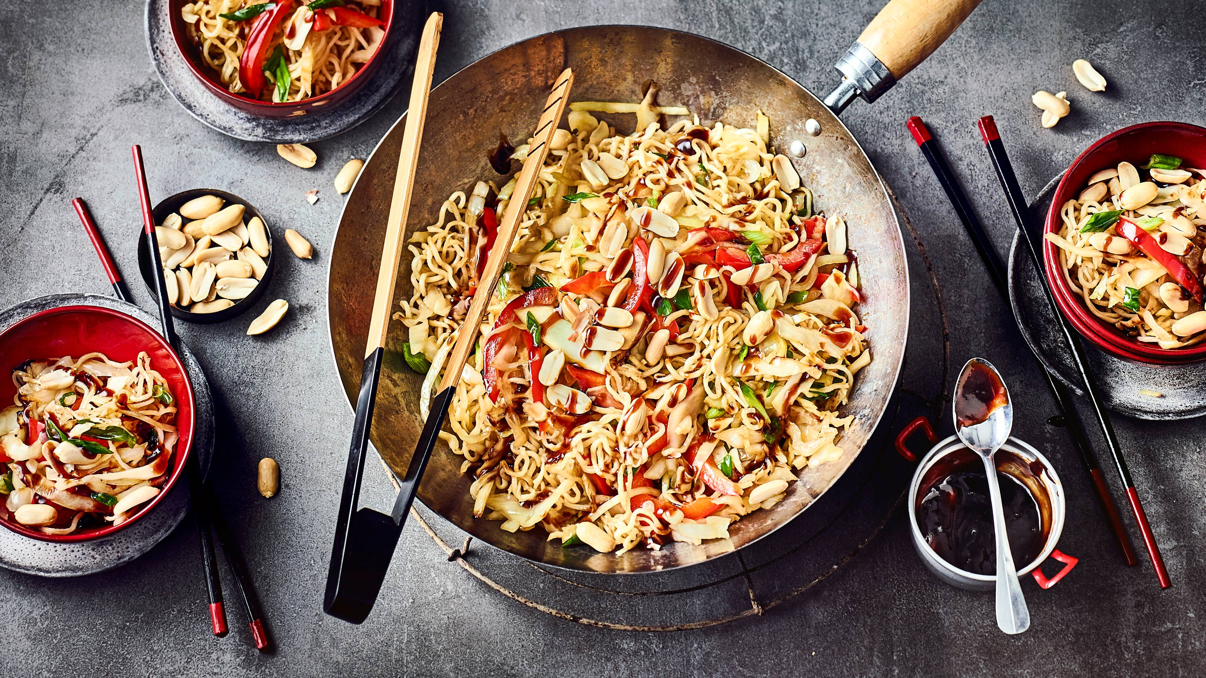 Mongolische Nudelpfanne Durch Sojasauce und Ahornsirup schmeckt die mongolische Nudelpfanne leicht würzig süßlich – probieren Sie diese Variante unbedingt einmal aus!
