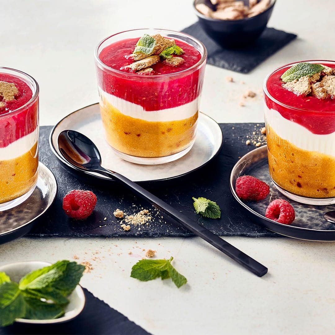 Unser Tipp für ein fruchtiges Sommer-Dessert: Probieren Sie unseren bunten Schichtbecher mit pürierten Nektarinen, Aprikosen und Himbeeren mit Joghurt – raffiniert und lecker!