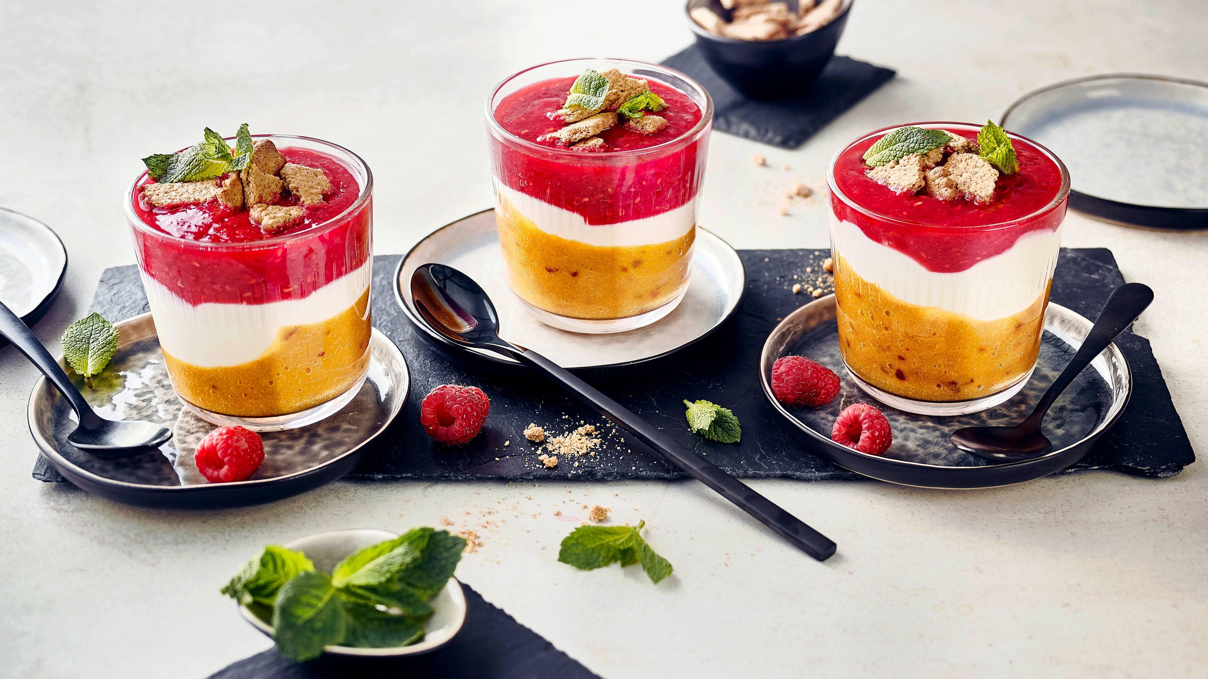 Bunter Schichtbecher Unser Tipp für ein fruchtiges Sommer-Dessert: Probieren Sie unseren bunten Schichtbecher mit pürierten Nektarinen, Aprikosen und Himbeeren mit Joghurt – raffiniert und lecker!