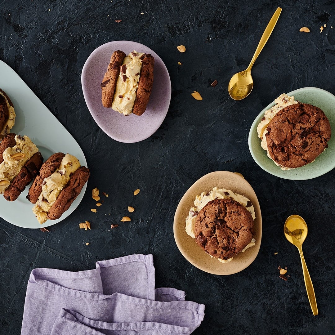Selbstgemacht zum Servieren für Freunde oder einfach schnell selber vernaschen: Karamell-Erdnuss-Cookie Sandwich Eis!