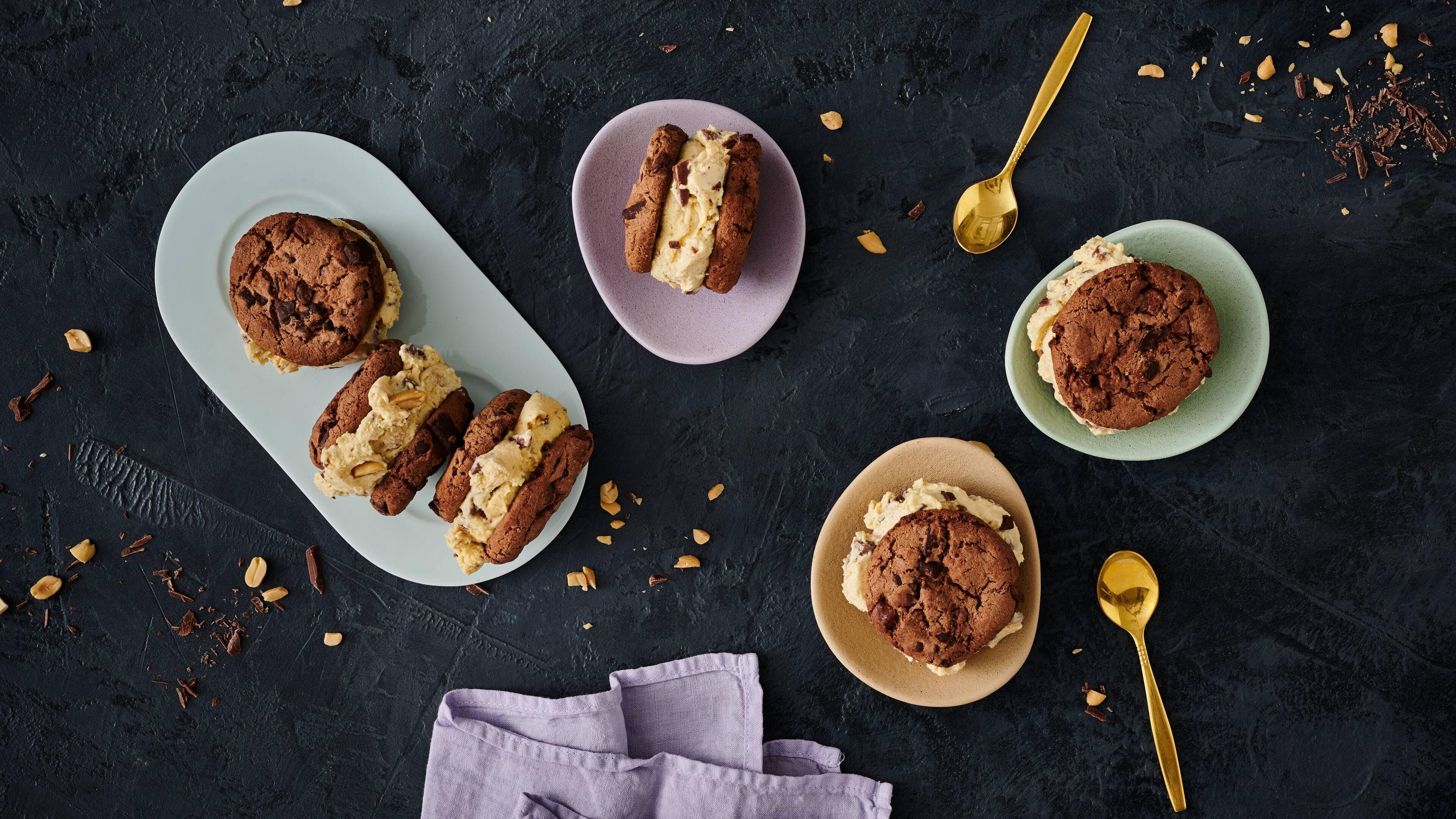 Karamell-Erdnuss-Cookie Sandwich Eis Selbstgemacht zum Servieren für Freunde oder einfach schnell selber vernaschen: Karamell-Erdnuss-Cookie Sandwich Eis!