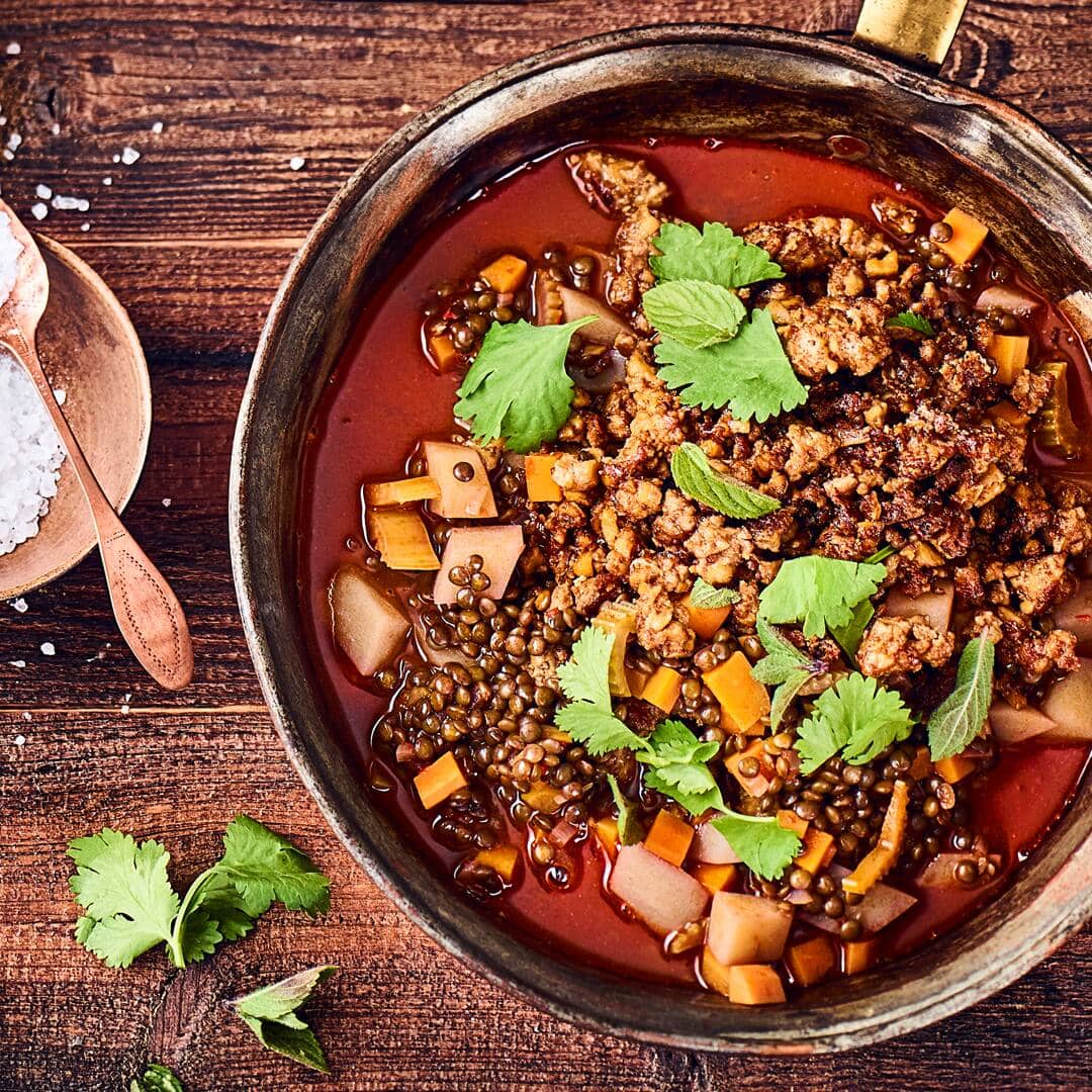 Veganes Hack und schwarze Linsen sind die Hauptbestandteile unseres leckeren veganen Linseintopfs mit Hack, Kartoffeln, Koriander und Minze.