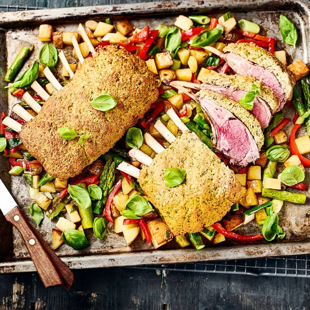 Bereiten Sie ein saftiges Lammkarree in leckerer Kräuterkruste & frischem Ofengemüse nach unserem Rezept zu. Gut geeignet für eine Low-Carb-Ernährung.