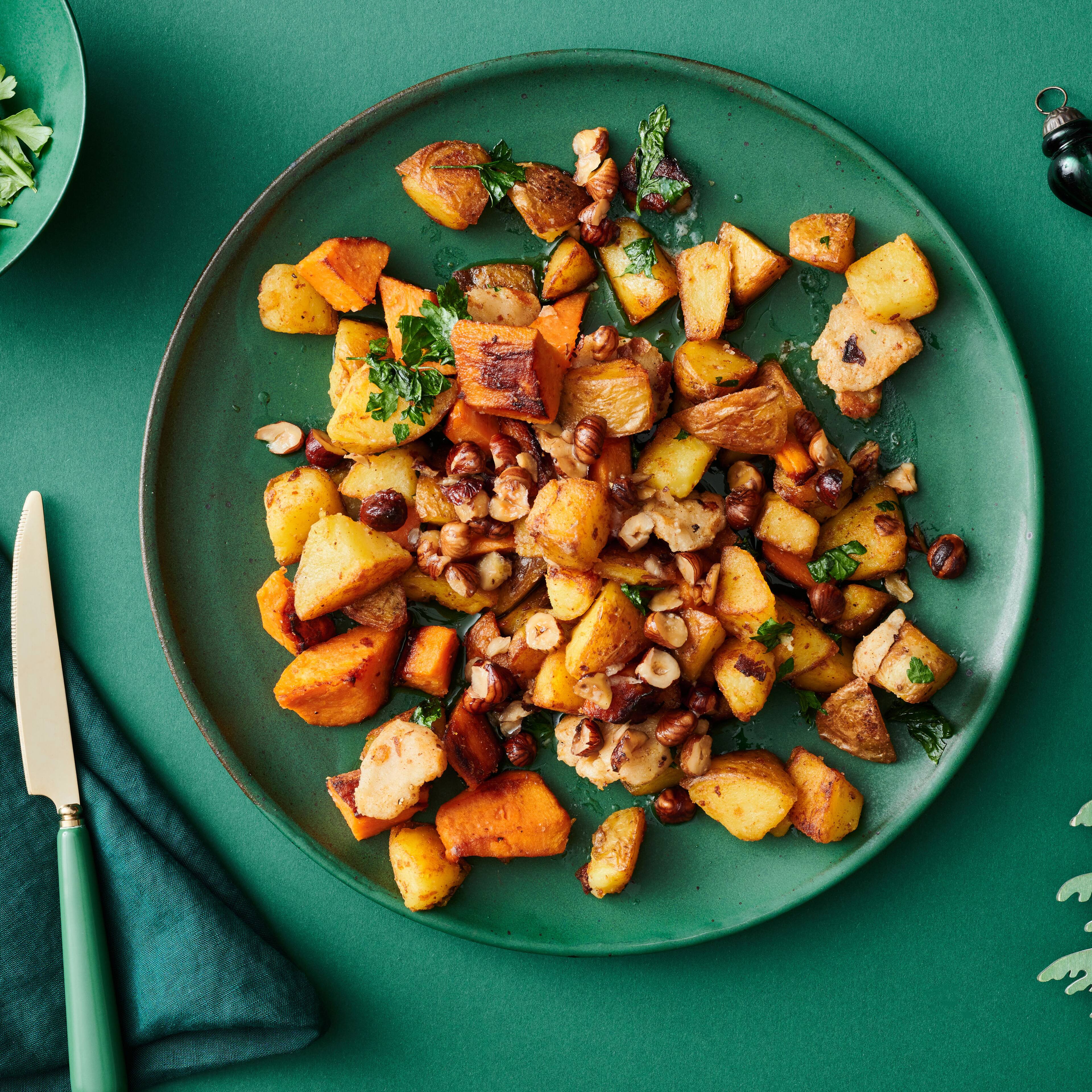 Genuss kennt keine Grenzen: Probieren Sie doch einmal unsere Röstkartoffeln mit Marzipan und Nussbutter als Beilage zur Weihnachtsgans.