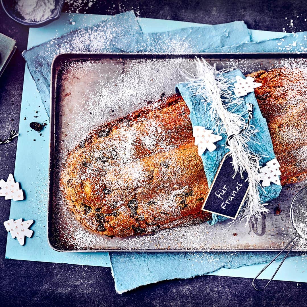 Ein Muss für den Adventskaffee oder die Festtage: Unser klassischer Stollen mit Rosinen und Orangeat schmeckt herrlich weihnachtlich. Und ganz viel Puderzucker nicht vergessen!