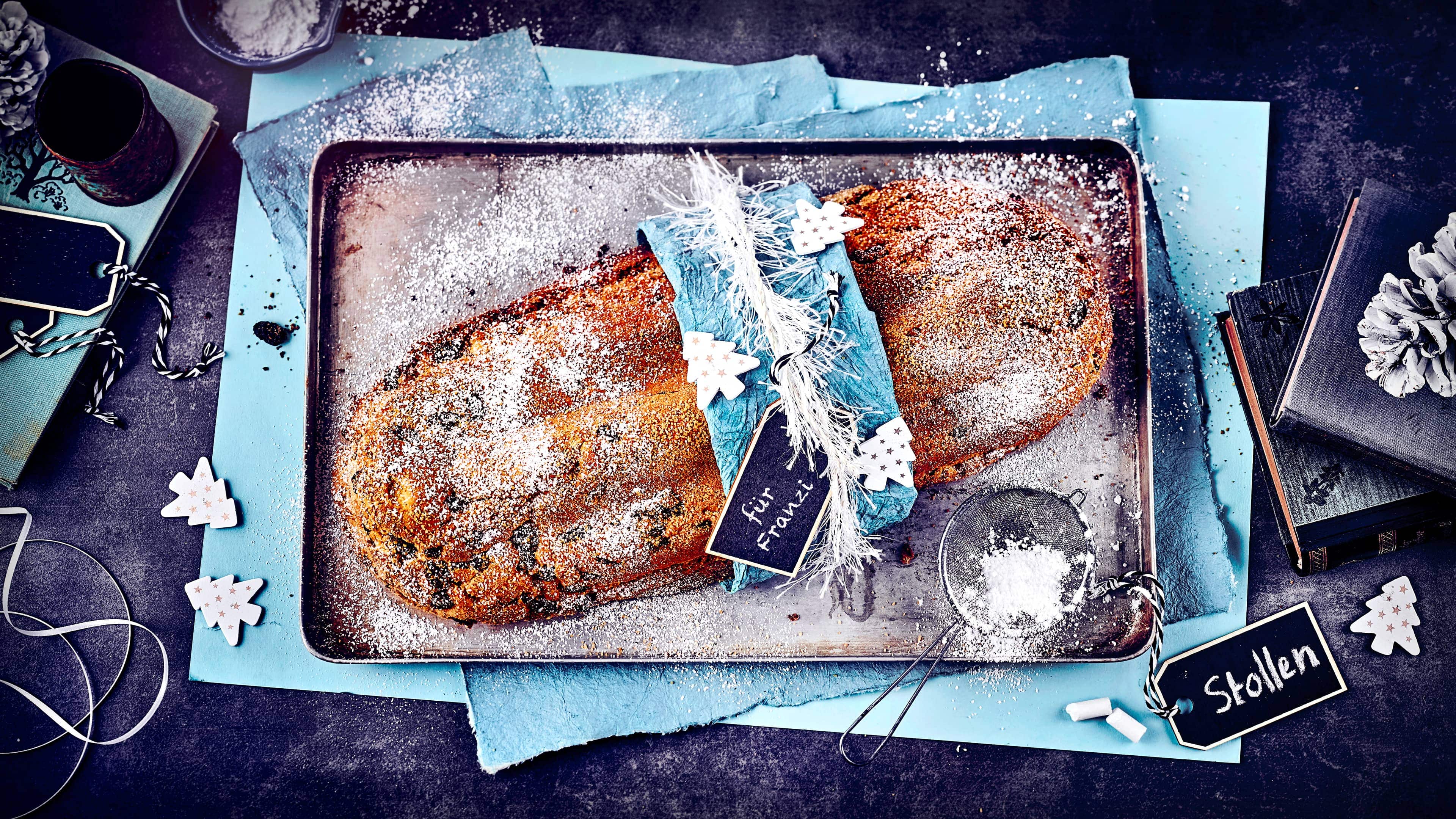 Klassischer Stollen Ein Muss für den Adventskaffee oder die Festtage: Unser klassischer Stollen mit Rosinen und Orangeat schmeckt herrlich weihnachtlich. Und ganz viel Puderzucker nicht vergessen!