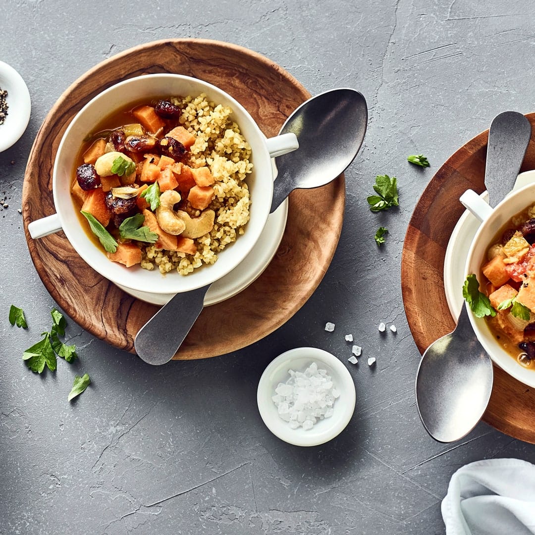 Durch die Cranberries und die Kokosmilch bekommt unser Rezept für selbstgemachtes Süßkartoffelragout eine leichte Süße, die perfekt zu Couscous passt.