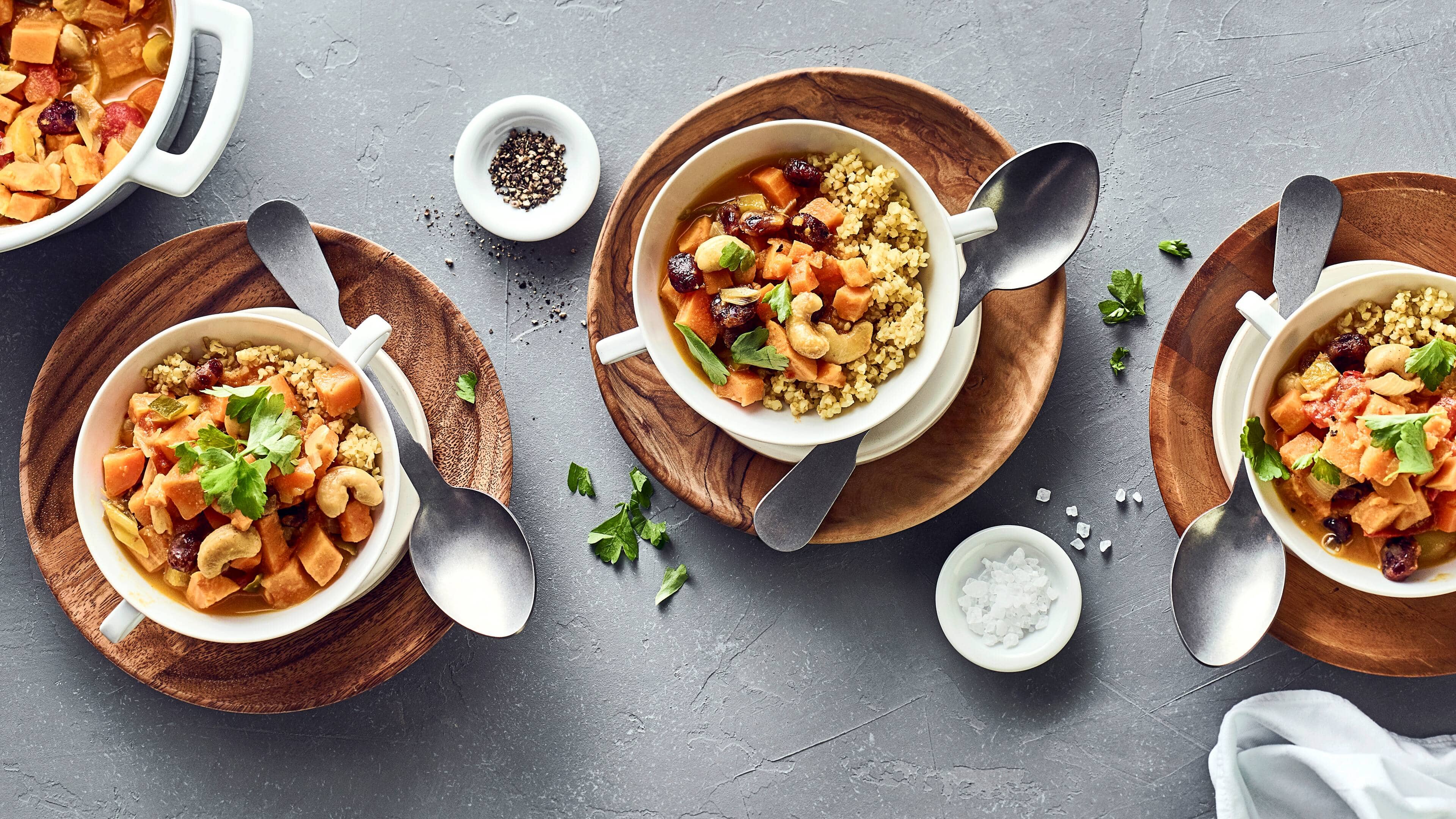 Süßkartoffelragout Durch die Cranberries und die Kokosmilch bekommt unser Rezept für selbstgemachtes Süßkartoffelragout eine leichte Süße, die perfekt zu Couscous passt.
