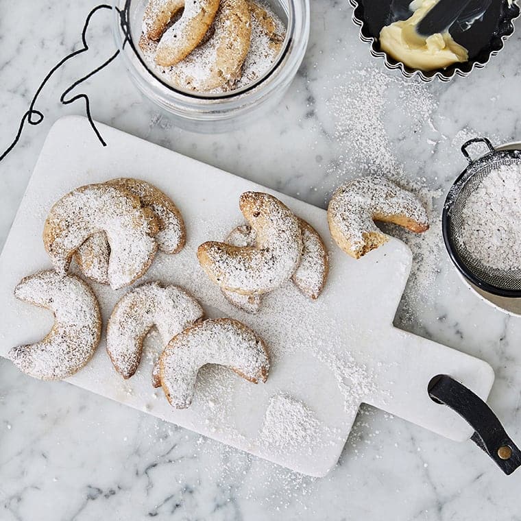 Wer Vanillekipferl mag wird diese Abwandlung lieben: Köstliche selbstgemache Chai-Kipferl mit Gewürzpuderzucker. Da kann es ruhig ein bisschen mehr sein!