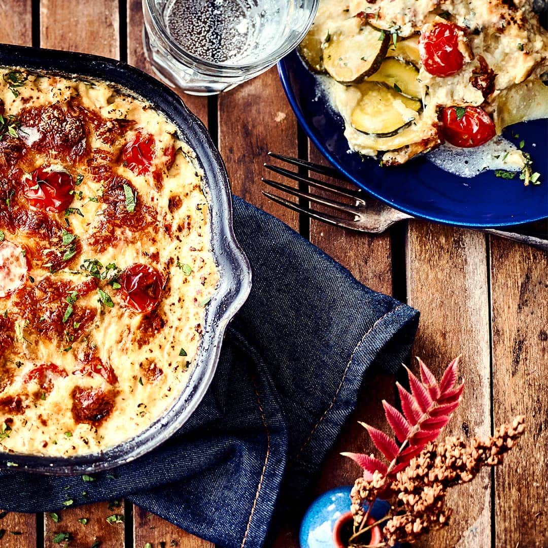 Kochen Sie unser feines Gratin aus Kartoffeln und Zucchini! Mit Käse überbacken und mit Tomaten verfeinert, eignet sich das Gericht auch für Kochanfänger!