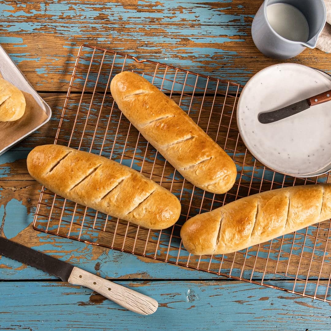 Diese Brioche-Sandwichbrötchen müssen Sie unbedingt einmal ausprobieren: Klassische Hoagie Rolls aus Milch, Mehl, Hefe, Öl und Honig.
