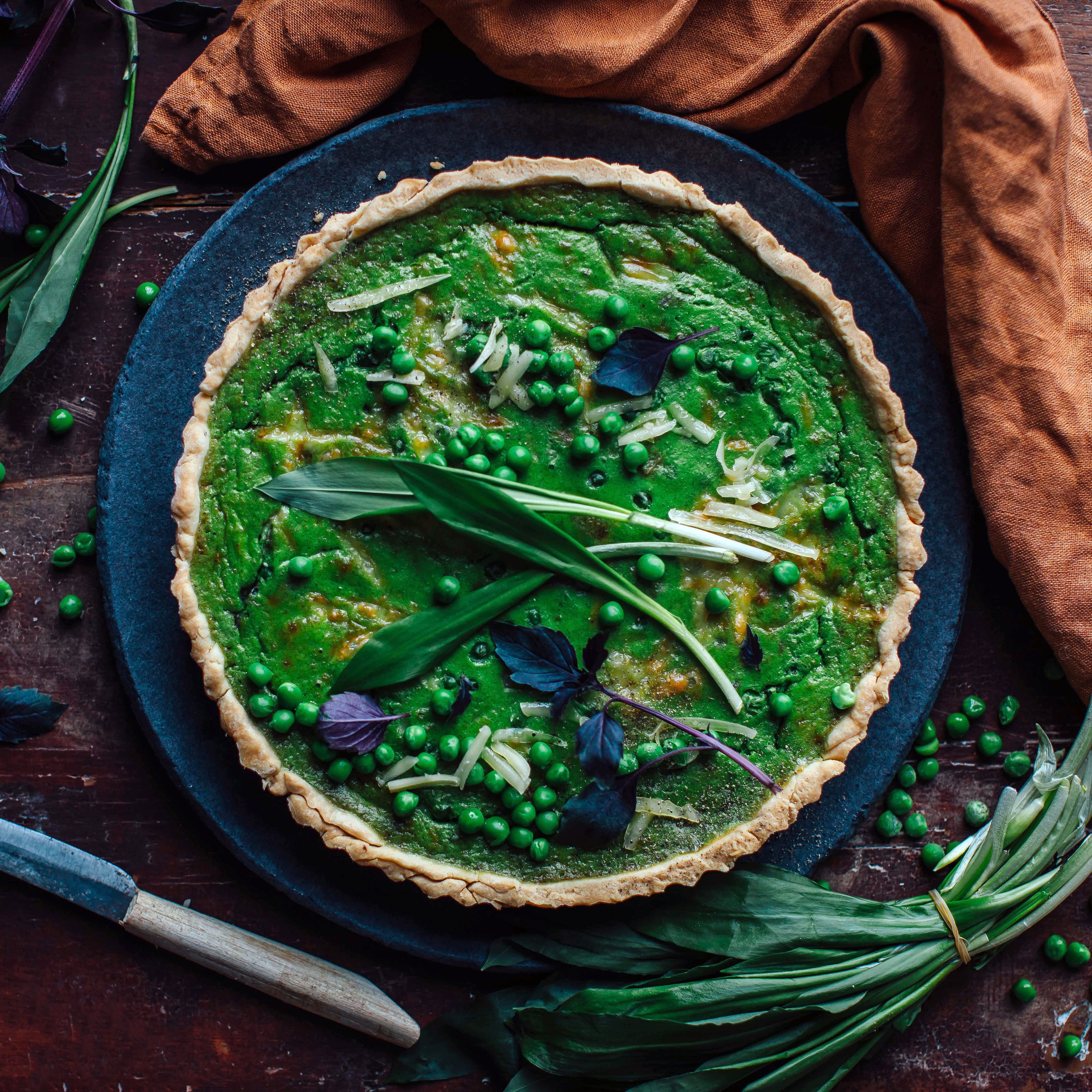 Grün, grün, grün ist alles was ich möchte – na dann haben wir hier mit unserer grünen Bärlauch-Erbsen-Tarte genau das Richtige für Sie!