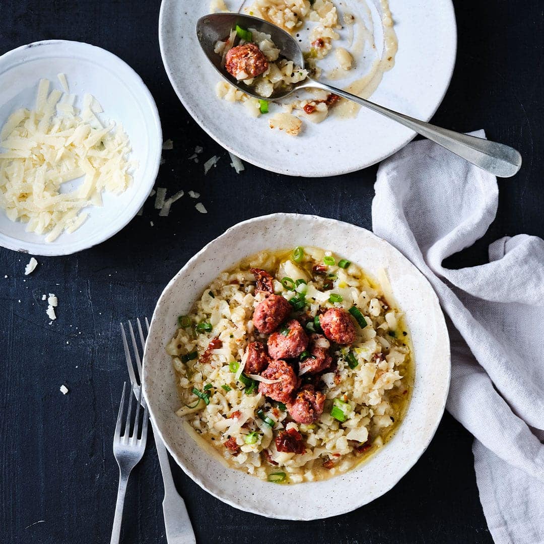 Kennen Sie schon Blumisotto? Eine Art Blumenkohl Risotto – in unserem Rezept mit leckeren selbstgemachten Bratwurst-Fleischbällchen.