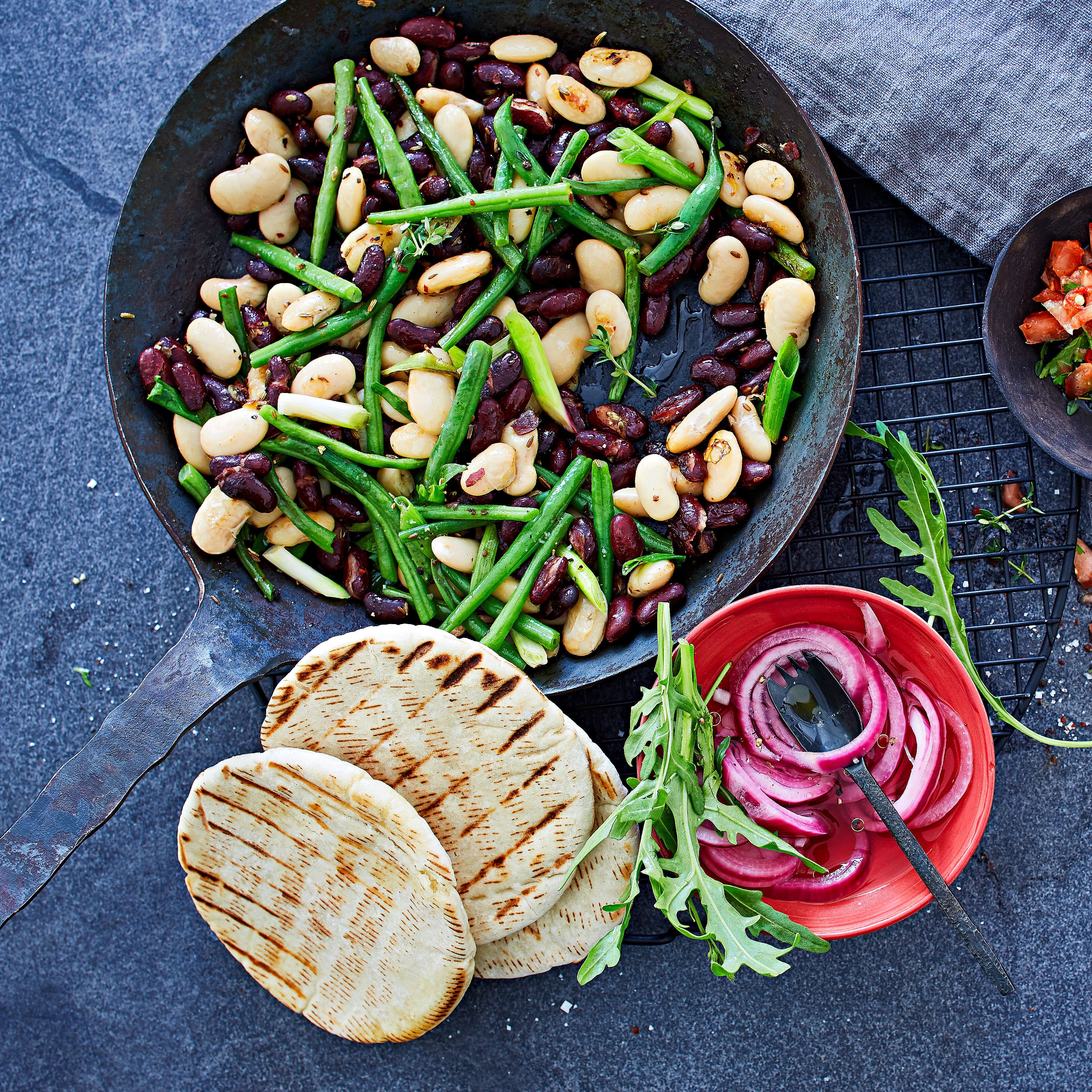 In unserem Rezept für eine Bohnen-Pfanne mit Chili-Tomaten-Salsa kombinieren wir 3erlei Bohnen und servieren dazu eine selbstgemachte feurige Salsa und Pita-Brote.