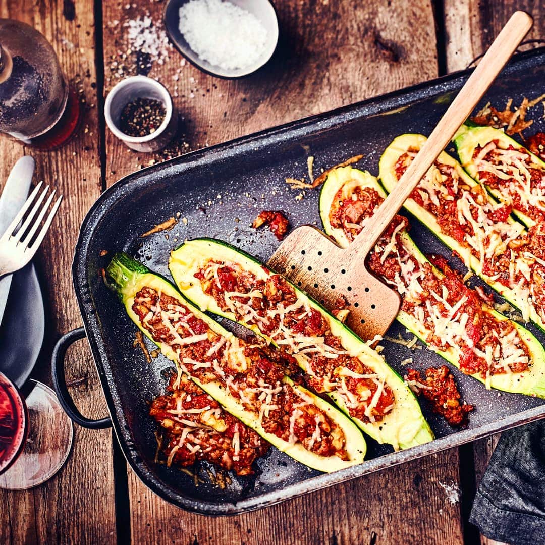 Zucchini sind so vielseitig und lassen einiges mit sich machen. Daher haben wir die Zucchini einmal mit Hackfleisch und Tomaten gefüllt.