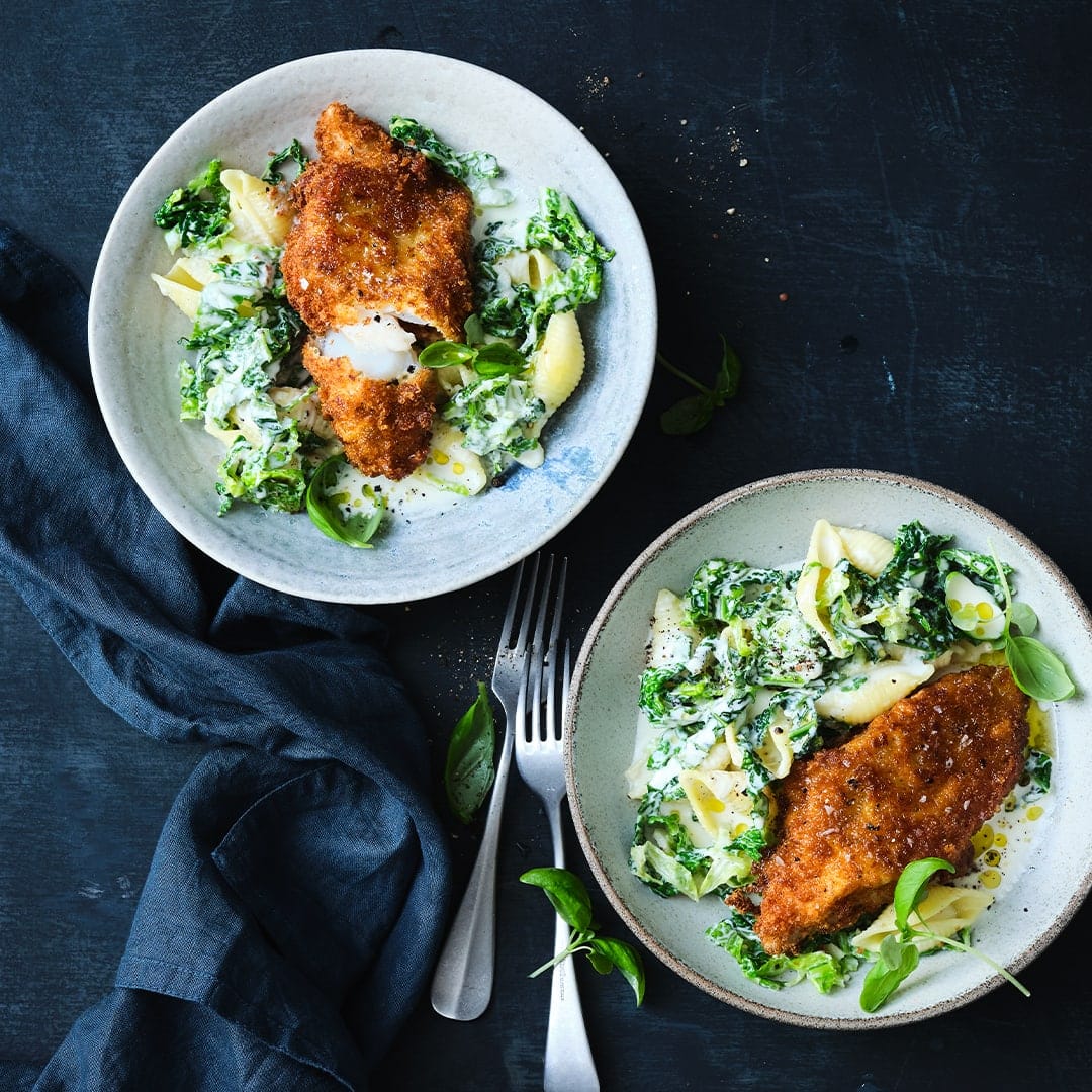Der würzige Geschmack des Wirsings harmoniert perfekt mit dem ZIegengouda und der Pasta. Lecker fritiertes Kabeljaufilet komplettiert unsere Wirsing-Ziegenkäse-Pasta mit Kabeljau.