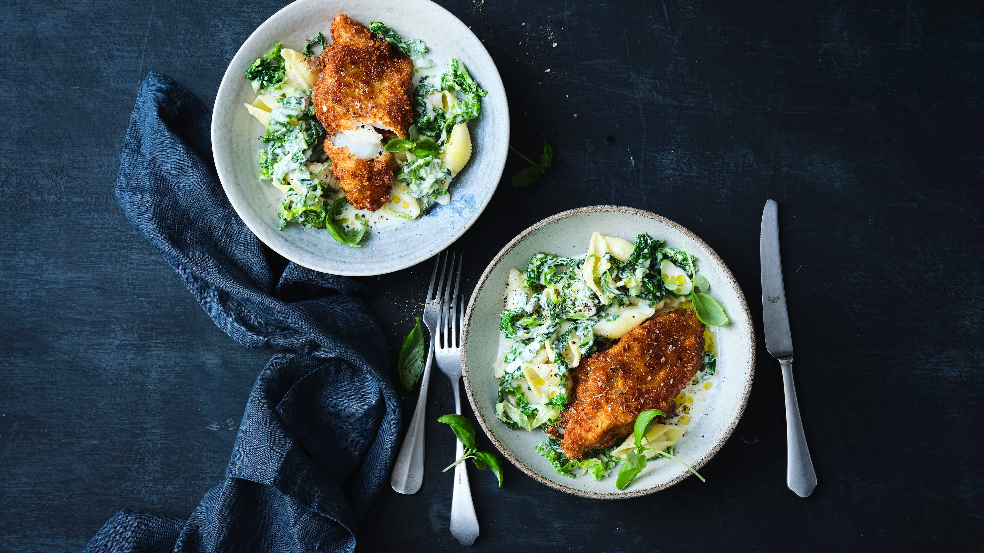 Wirsing-Ziegenkäse-Pasta mit Kabeljau Der würzige Geschmack des Wirsings harmoniert perfekt mit dem ZIegengouda und der Pasta. Lecker fritiertes Kabeljaufilet komplettiert unsere Wirsing-Ziegenkäse-Pasta mit Kabeljau.