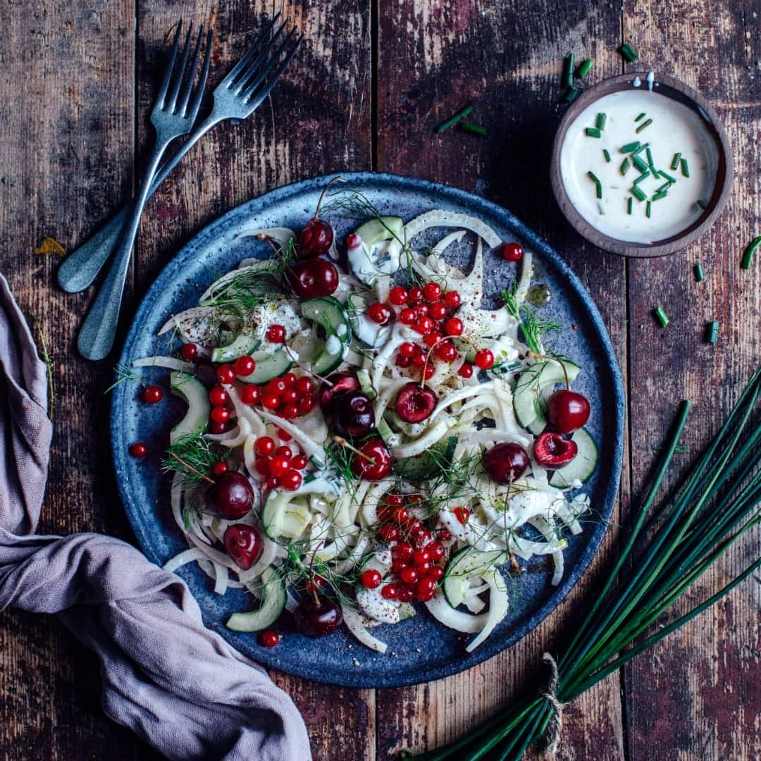 Das macht Lust auf den Sommer: Dieser Fenchel-Johannisbeer-Salat mit Gurke und Kirschen ist der Hit auf jeder Grillfeier. Überraschen Sie doch mal sich und Ihre Lieben!